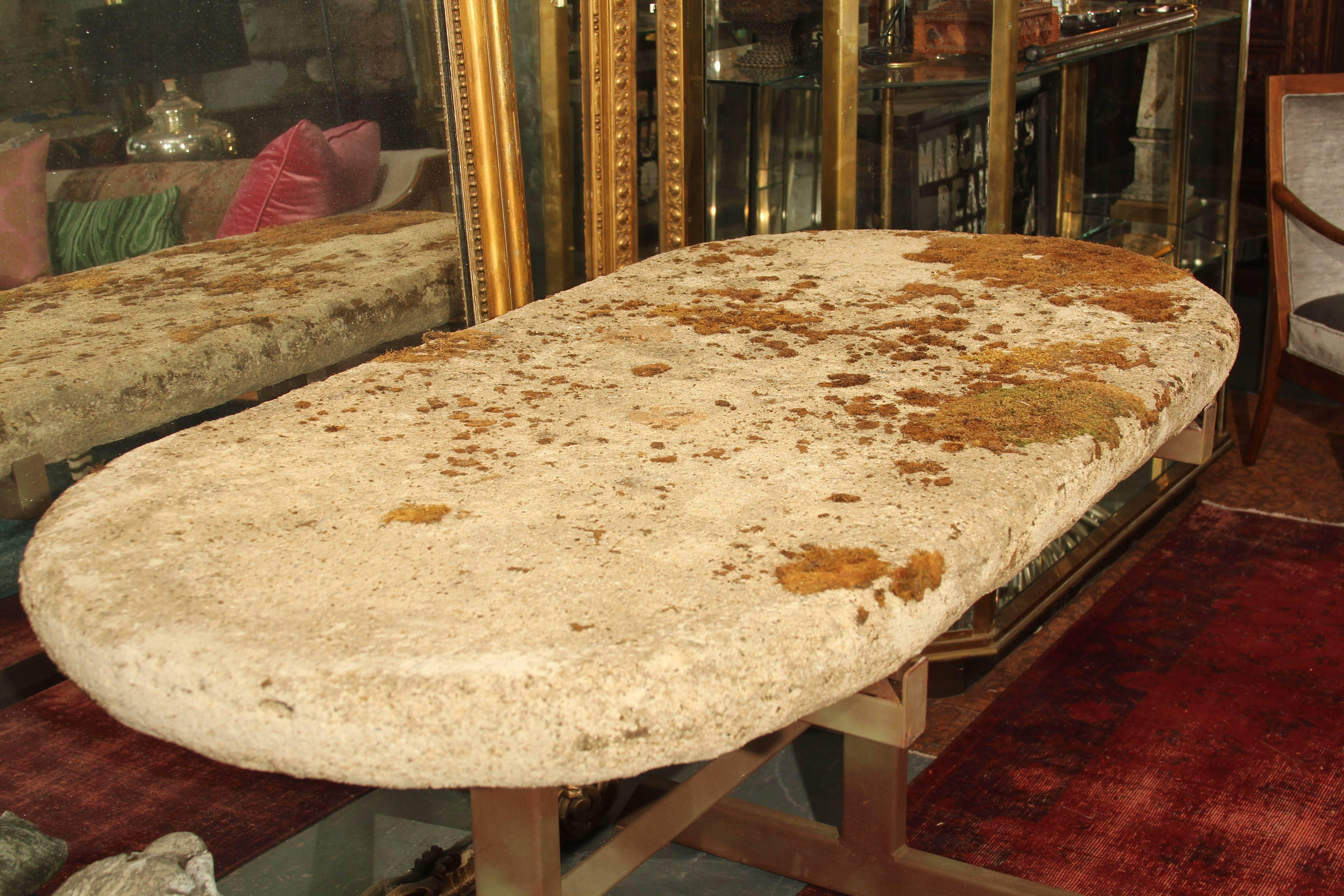 Englischer Tisch mit gegossener Steinplatte im Angebot 1