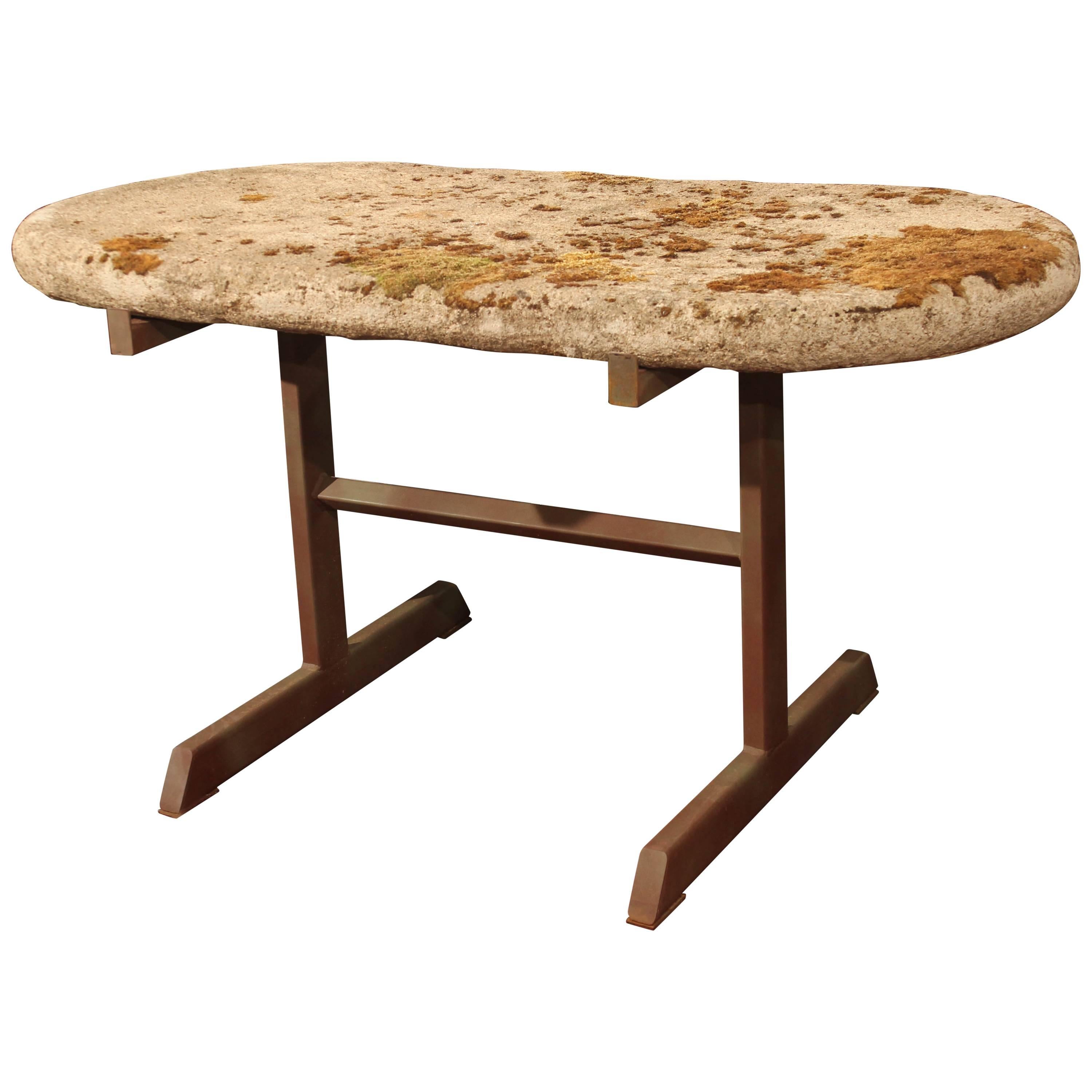 Englischer Tisch mit gegossener Steinplatte
