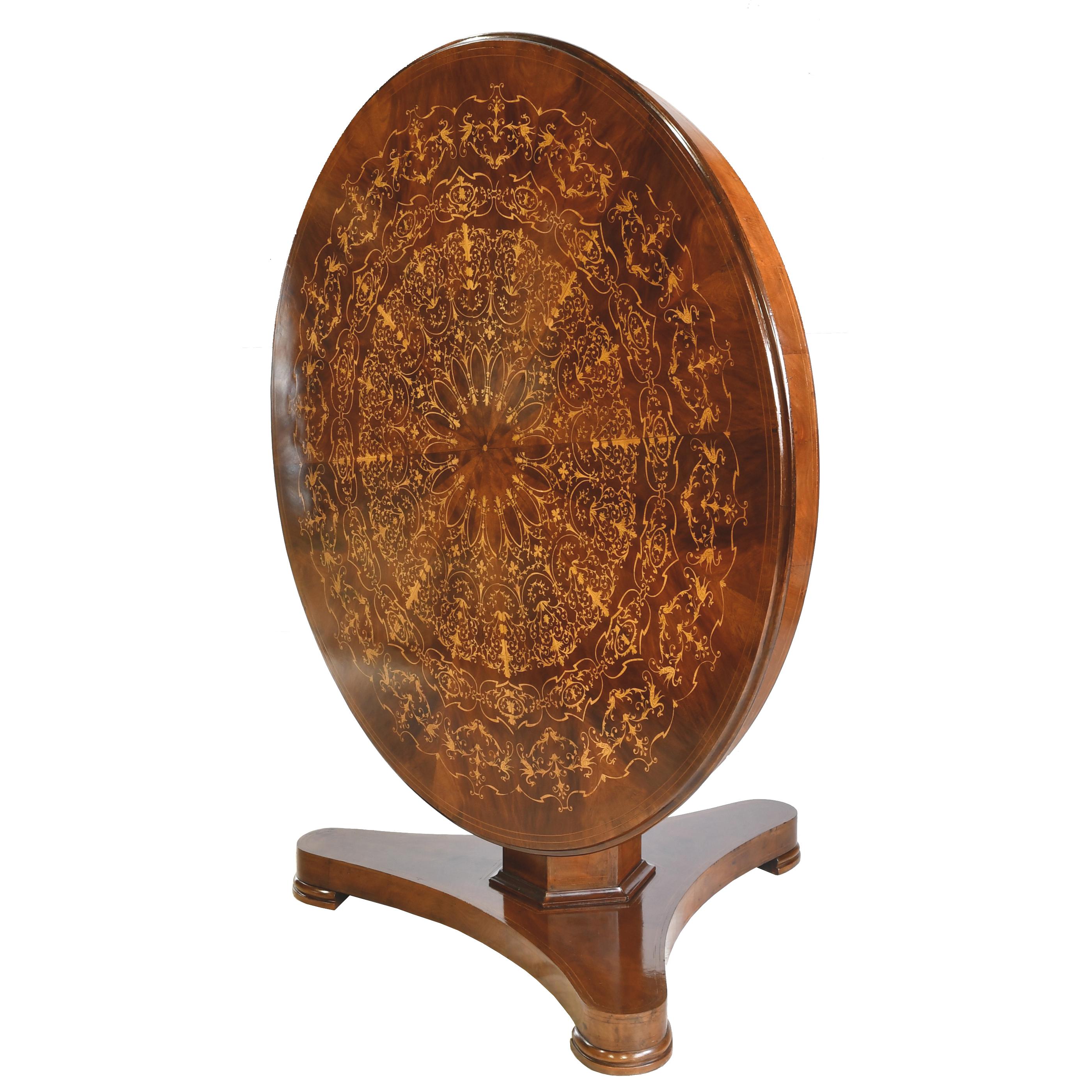 Round Tilt-Top English Regency Pedestal Loo/Center Table in Mahogany w Marquetry In Good Condition In Miami, FL