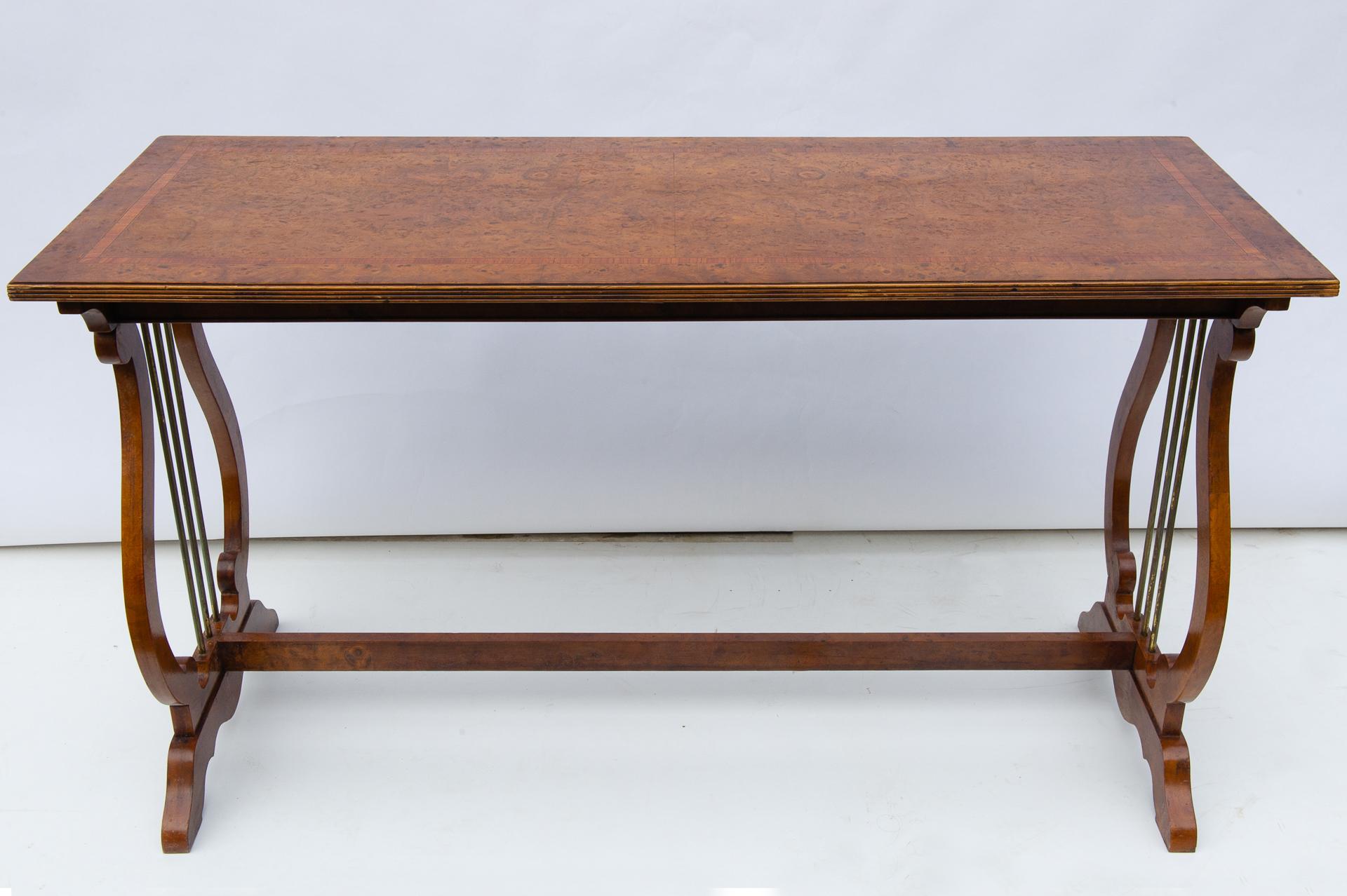 This English elegant briar table, light and elegant, with an inlaid fillet on the top,  is perfect in the entrance or in the center.
It can also be a desk or a servant for the dining room.
With a good price because I'm closing activities.



M/1512