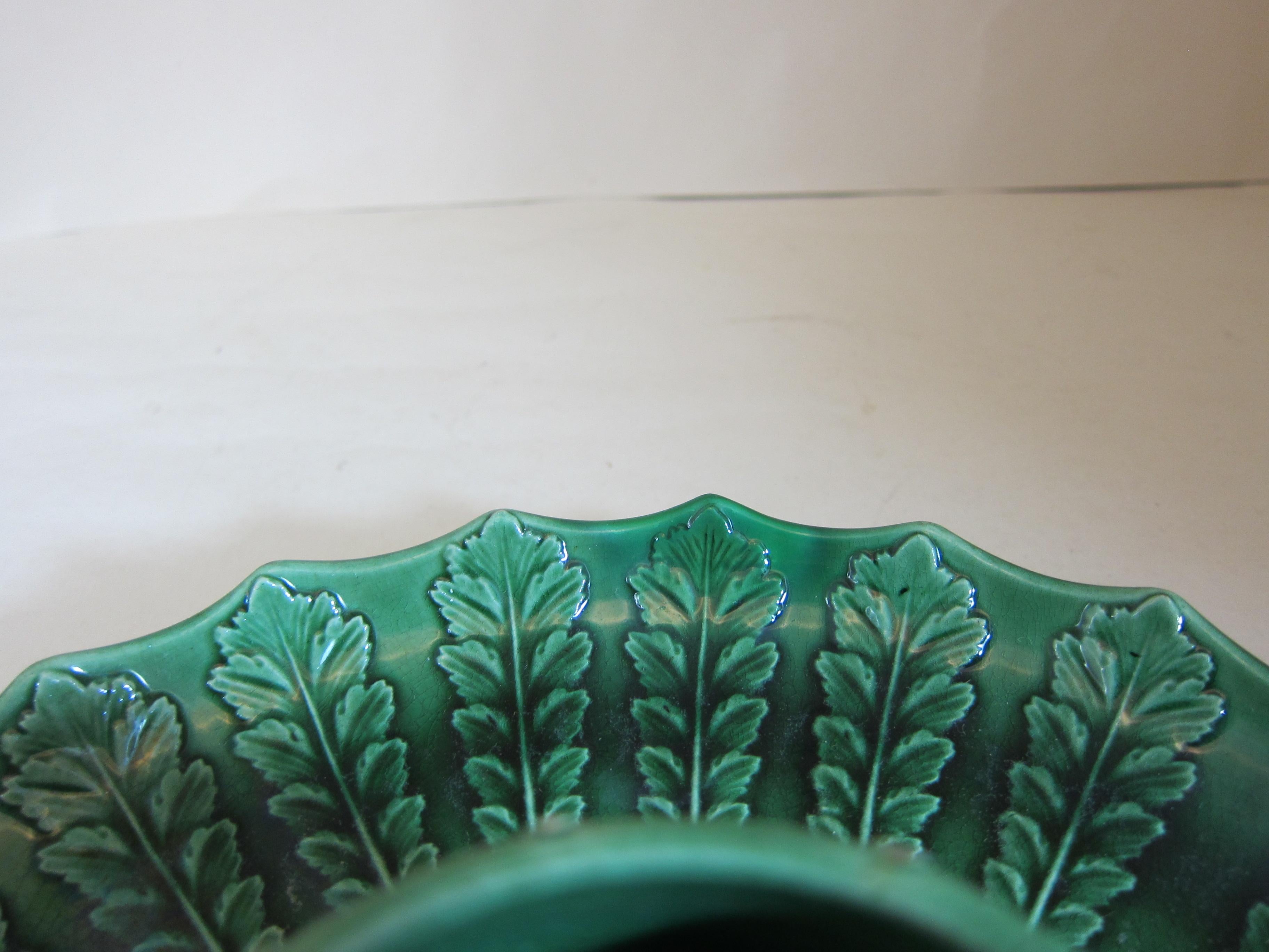 English Ceramic Green Glaze Pineapple Fruit Stand Bowl Plate In Good Condition For Sale In London, GB