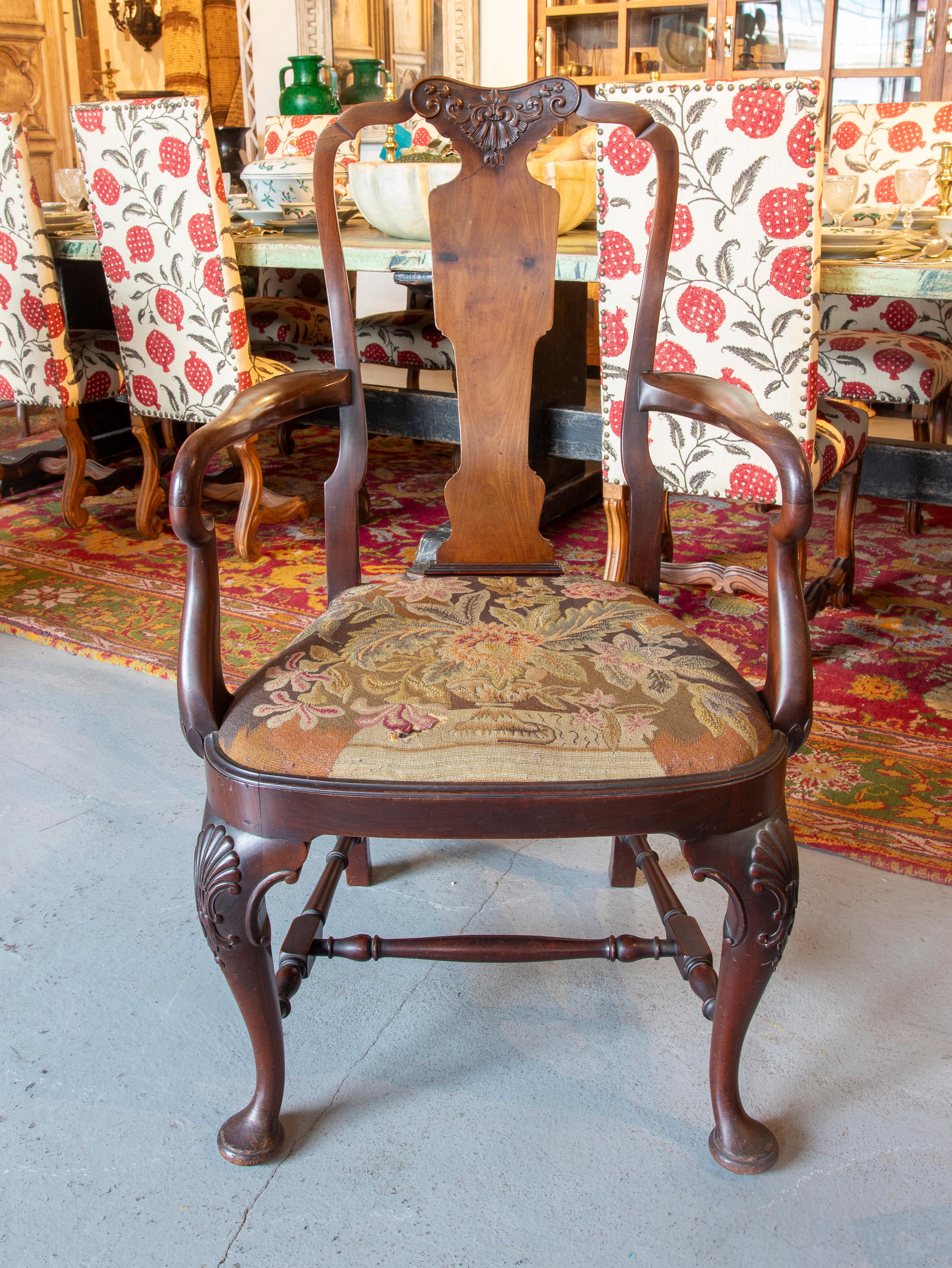 Englischer Stuhl mit Mahagoni-Armlehnen und besticktem, kleinem Poisa-Sitz (Bestickt) im Angebot