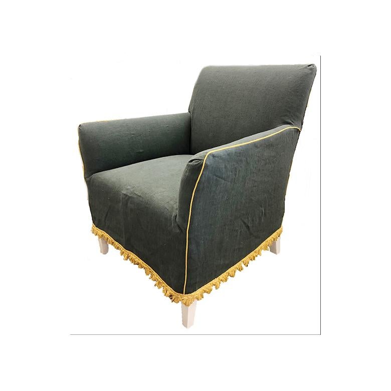 Chaise anglaise tapissée de mousseline, recouverte d'une housse de couleur sarcelle profonde avec un passepoil et des bordures jaunes. Les pieds sont peints en blanc cassé.

31″ de hauteur, 24″ de profondeur, 27″ de largeur.