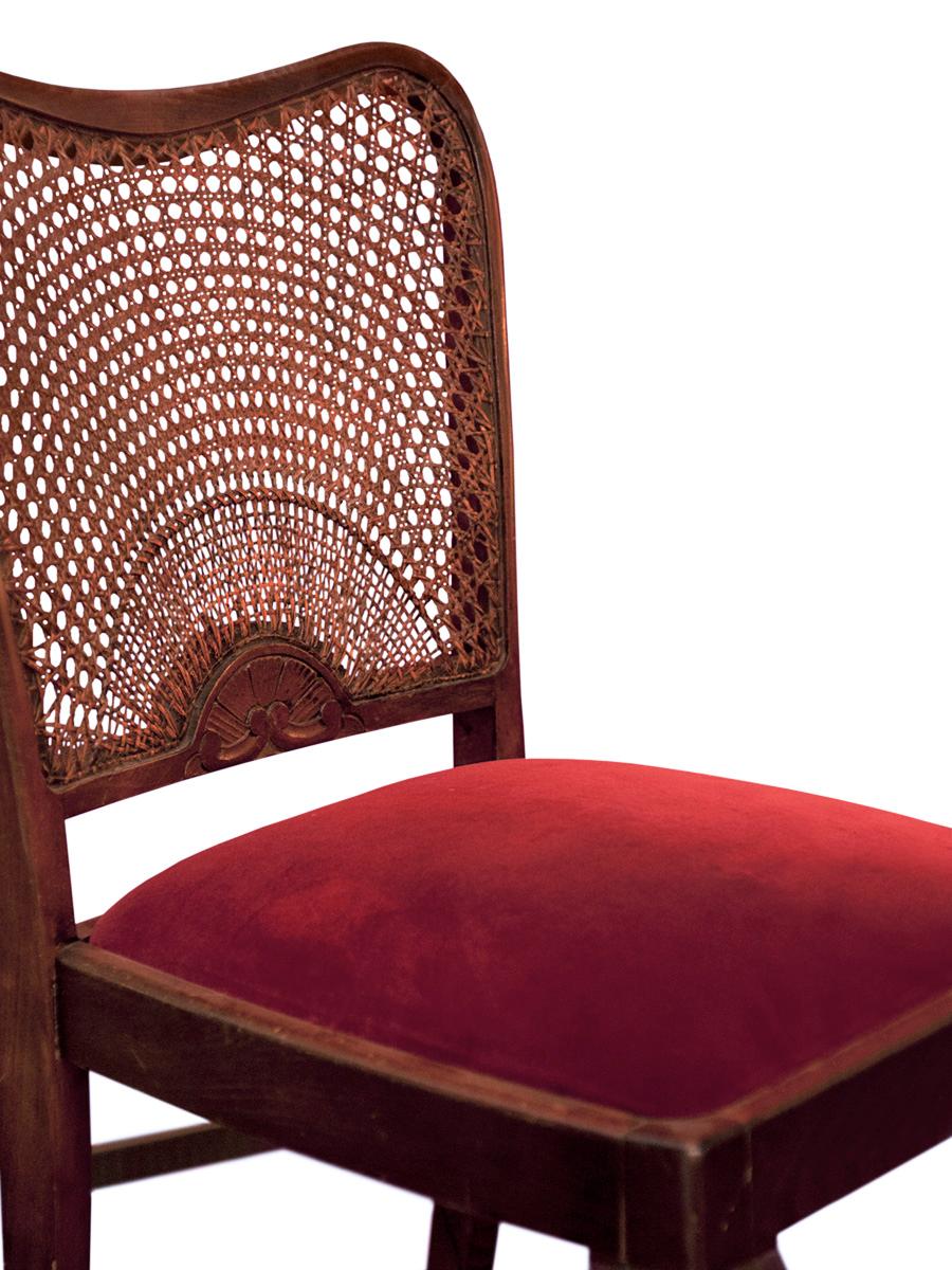 English chairs with straw backrest and seat upholstered in red velvet. The seat features a spring comfort system.