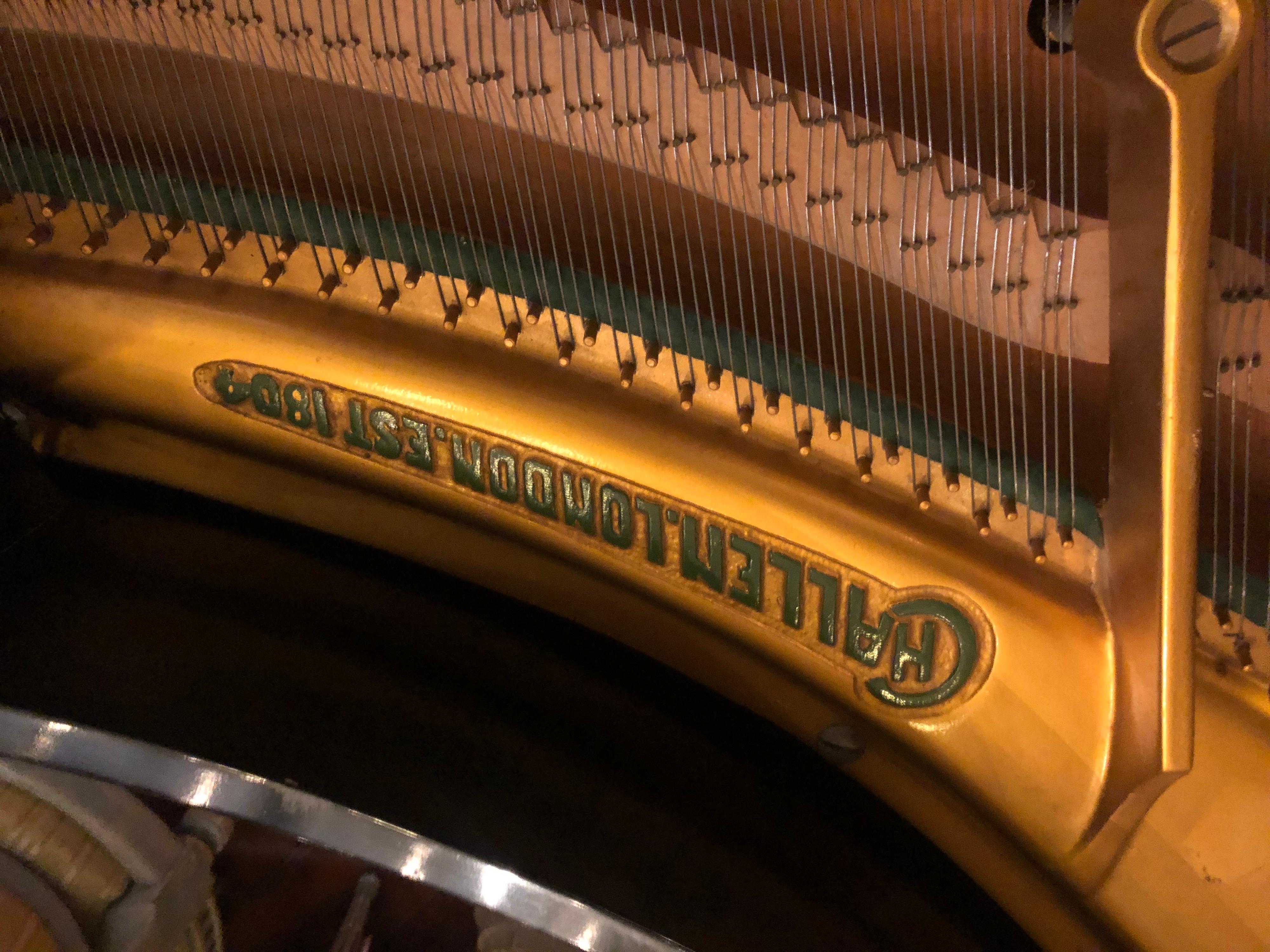 Early 20th Century English Challen Chinoiserie Decorated Baby Grand Piano