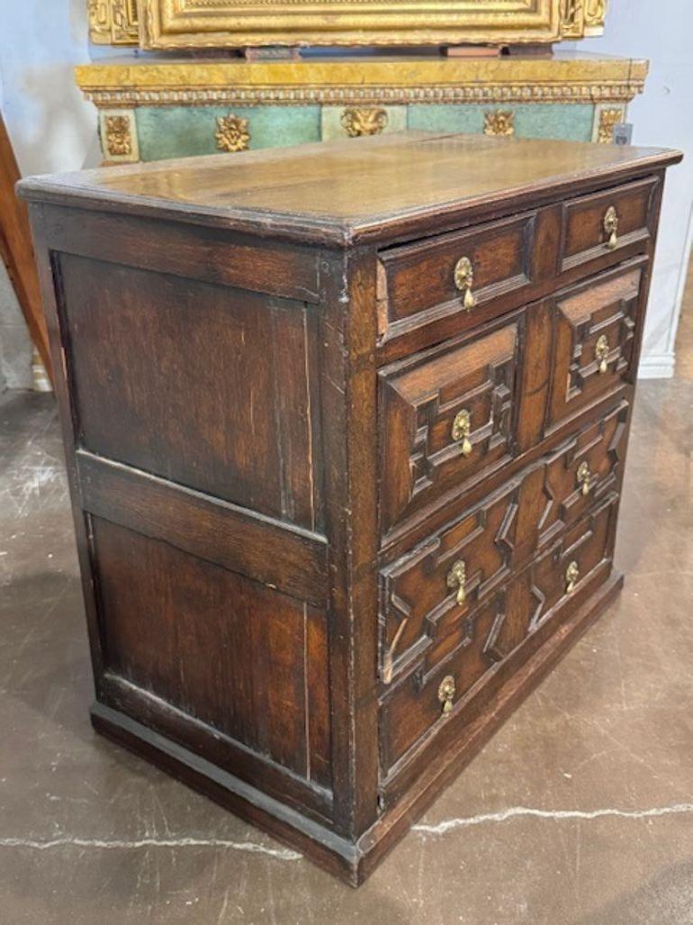 Commode en chêne sculpté Charles II du XVIIIe siècle. Les commodes anglaises en chêne sculpté Charles II sont connues pour leurs moulures géométriques audacieuses, leur riche patine et leur présence architecturale. Vers 1780. 36w x 21d x 33.5h