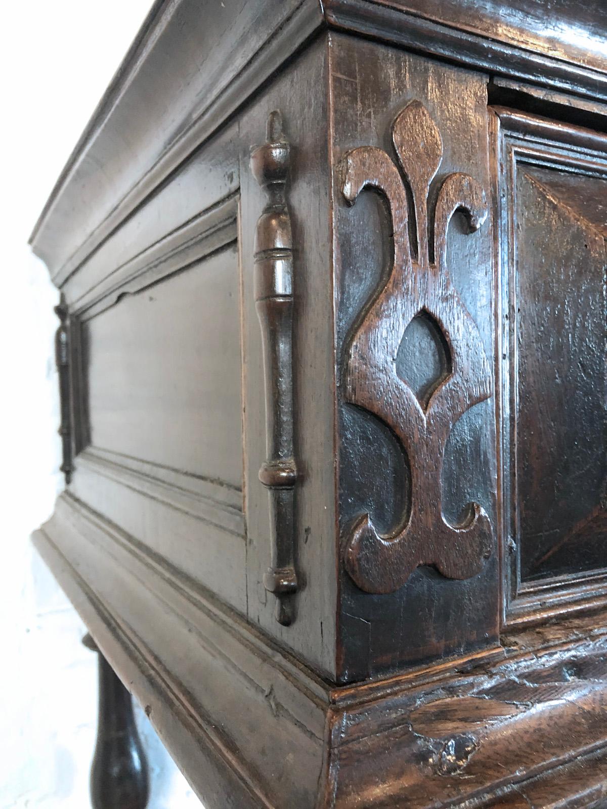 Comò lungo e basso in Oak Oak Charles II, 1670 ca. in vendita 3