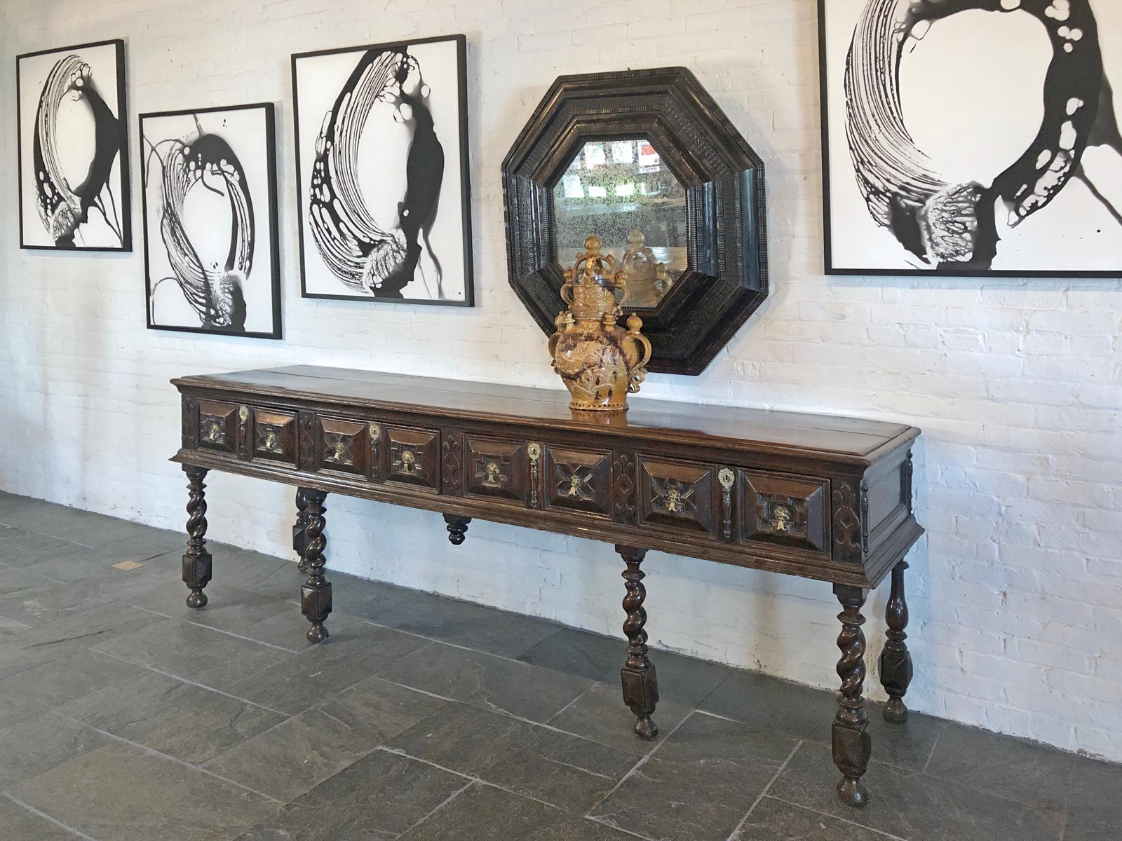 Inglese Comò lungo e basso in Oak Oak Charles II, 1670 ca. in vendita