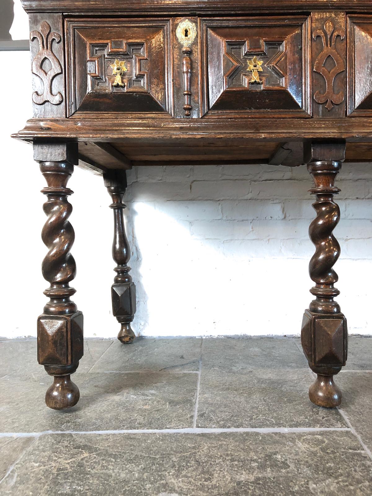 Comò lungo e basso in Oak Oak Charles II, 1670 ca. in vendita 2