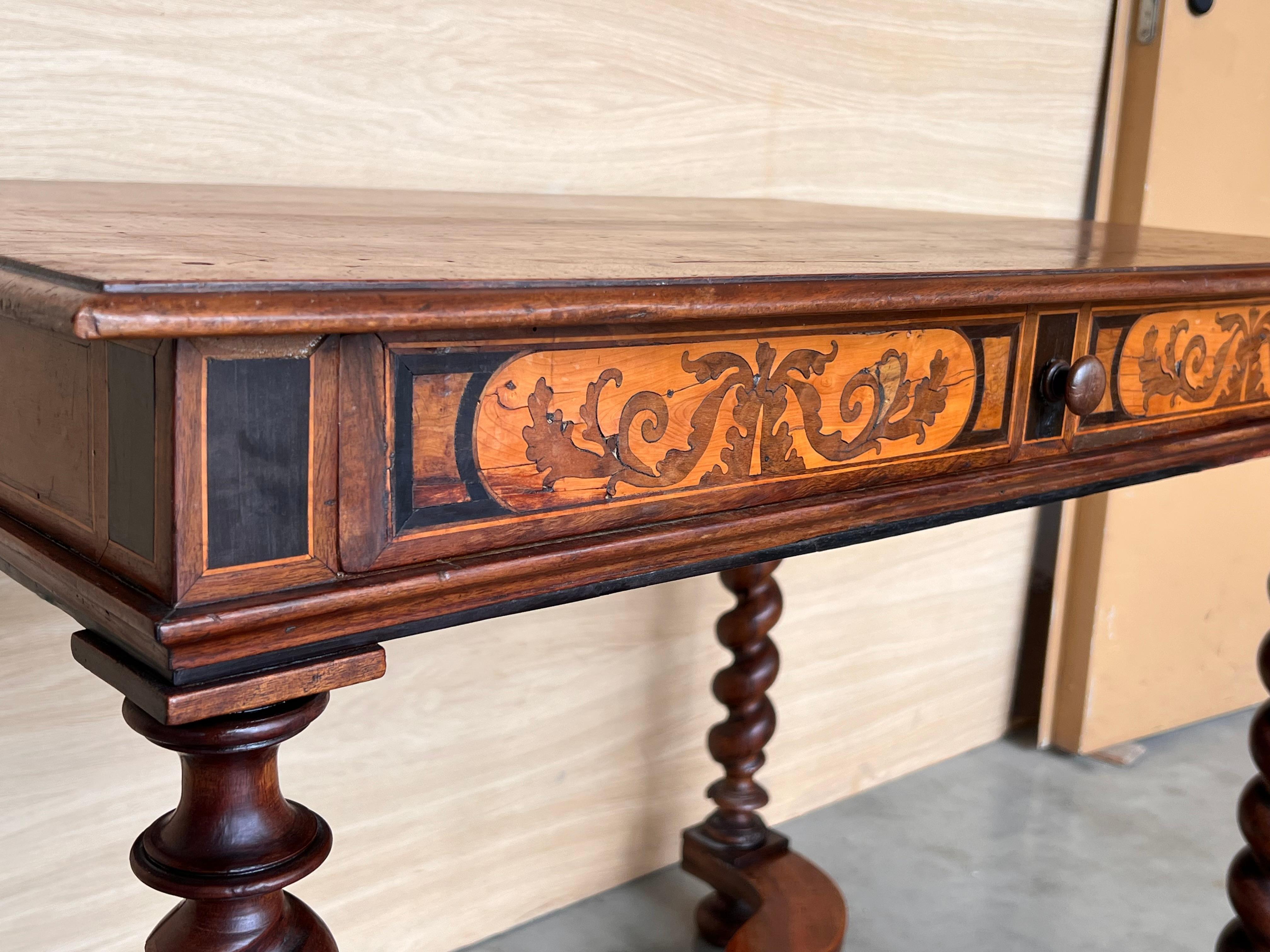 Mesa auxiliar inglesa Carlos II de madera de olivo chapada en ostras, hacia 1780 en venta 4