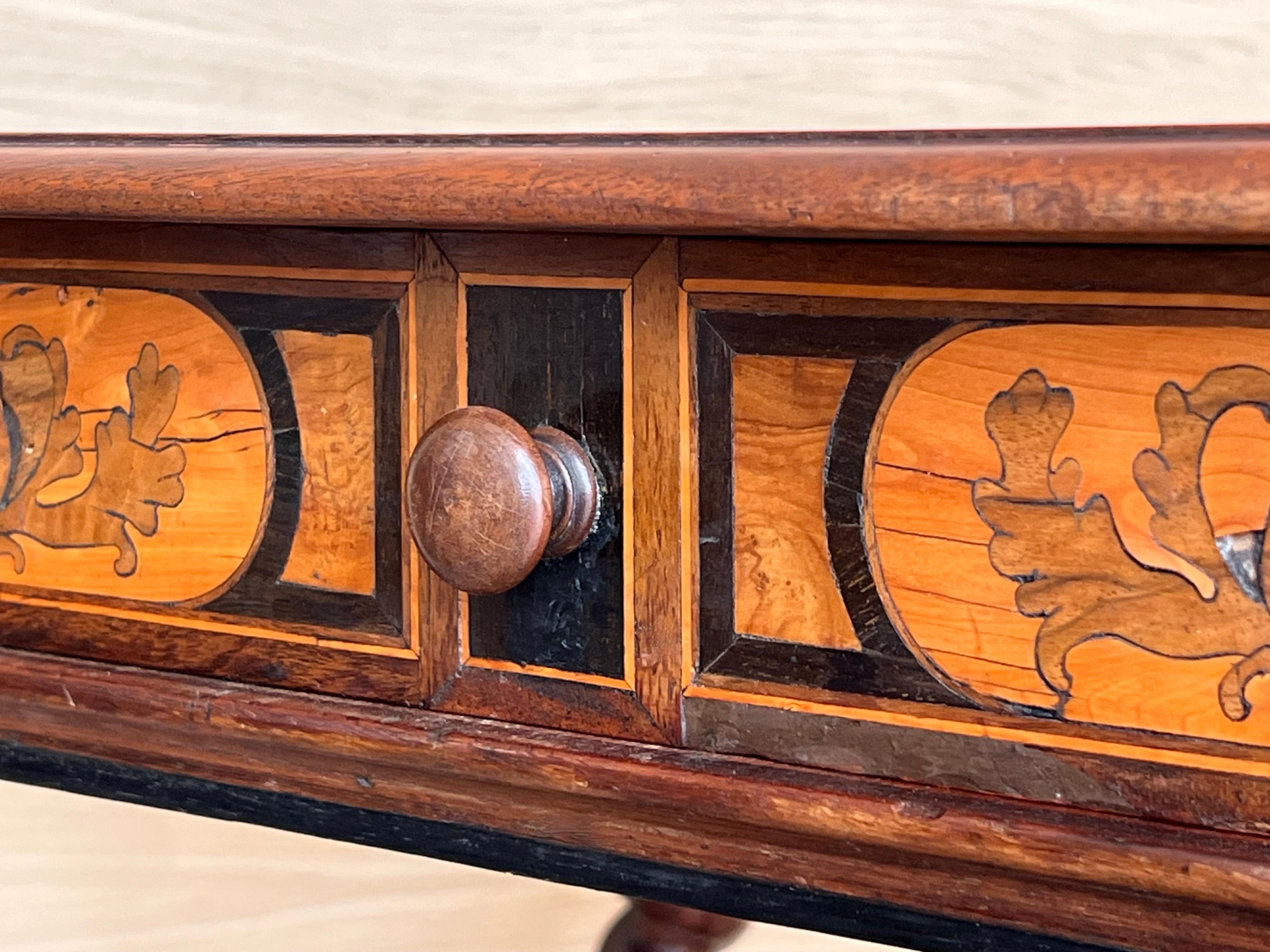 Mesa auxiliar inglesa Carlos II de madera de olivo chapada en ostras, hacia 1780 en venta 5