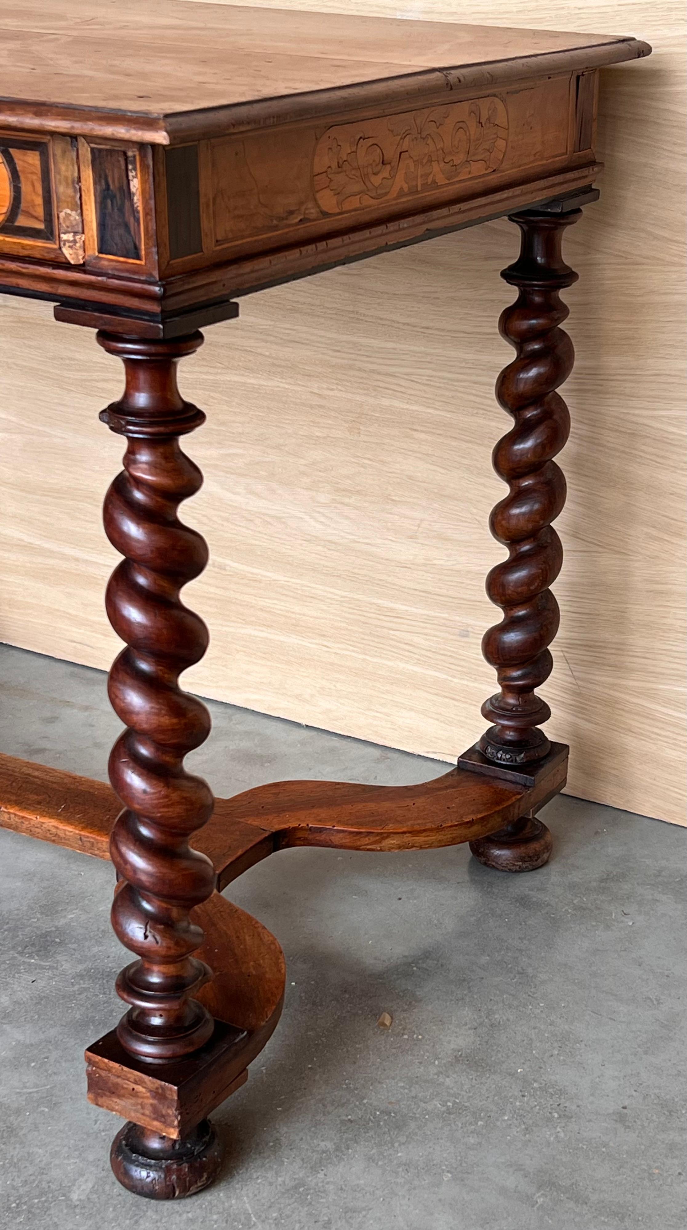 Mesa auxiliar inglesa Carlos II de madera de olivo chapada en ostras, hacia 1780 en venta 6