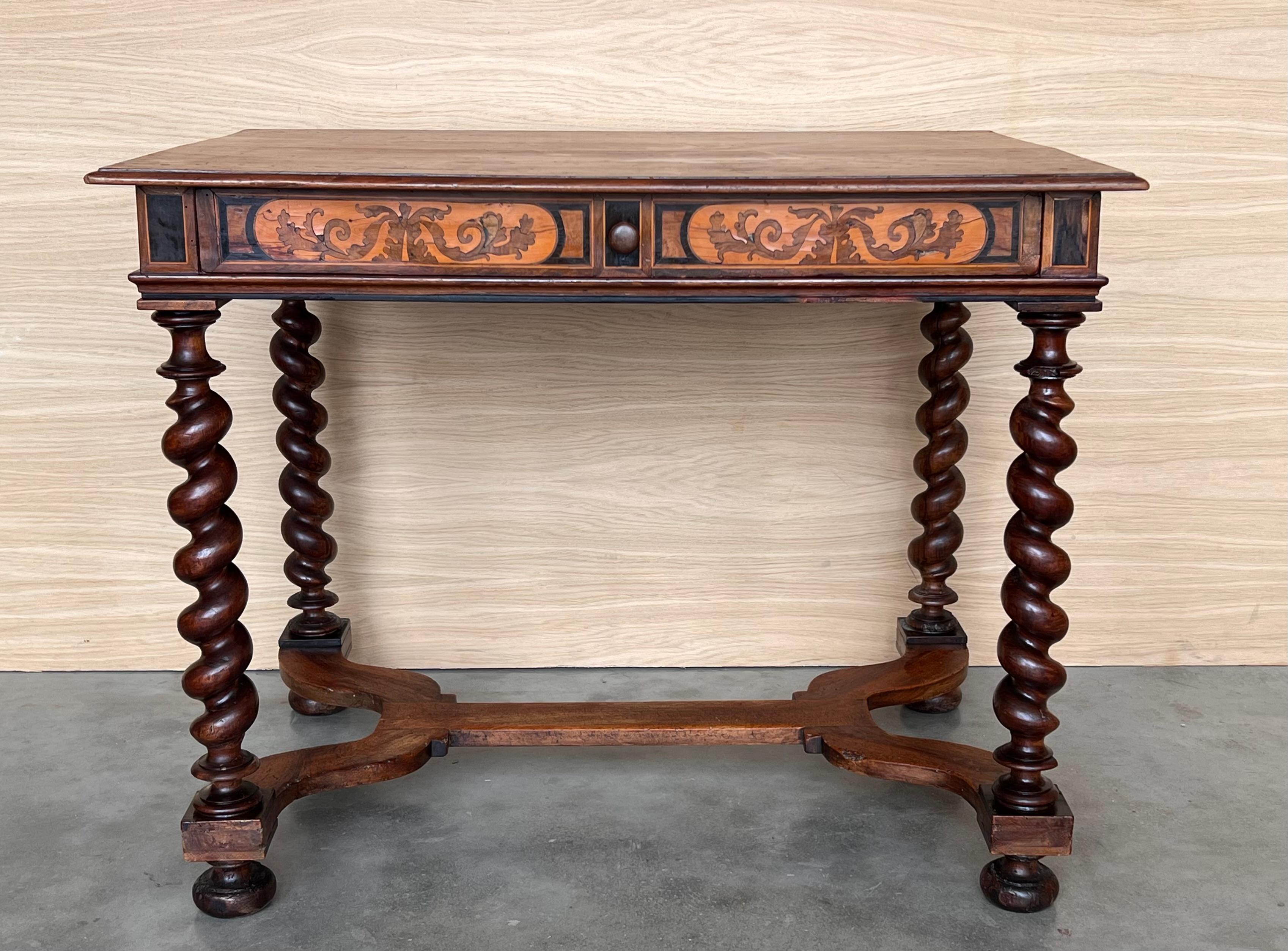 Fina mesa auxiliar inglesa anterior a Guillermo y María, de la época de Carlos II, hacia 1680, de forma rectangular, con tablero de parquet de bordes moldurados con incrustaciones de 