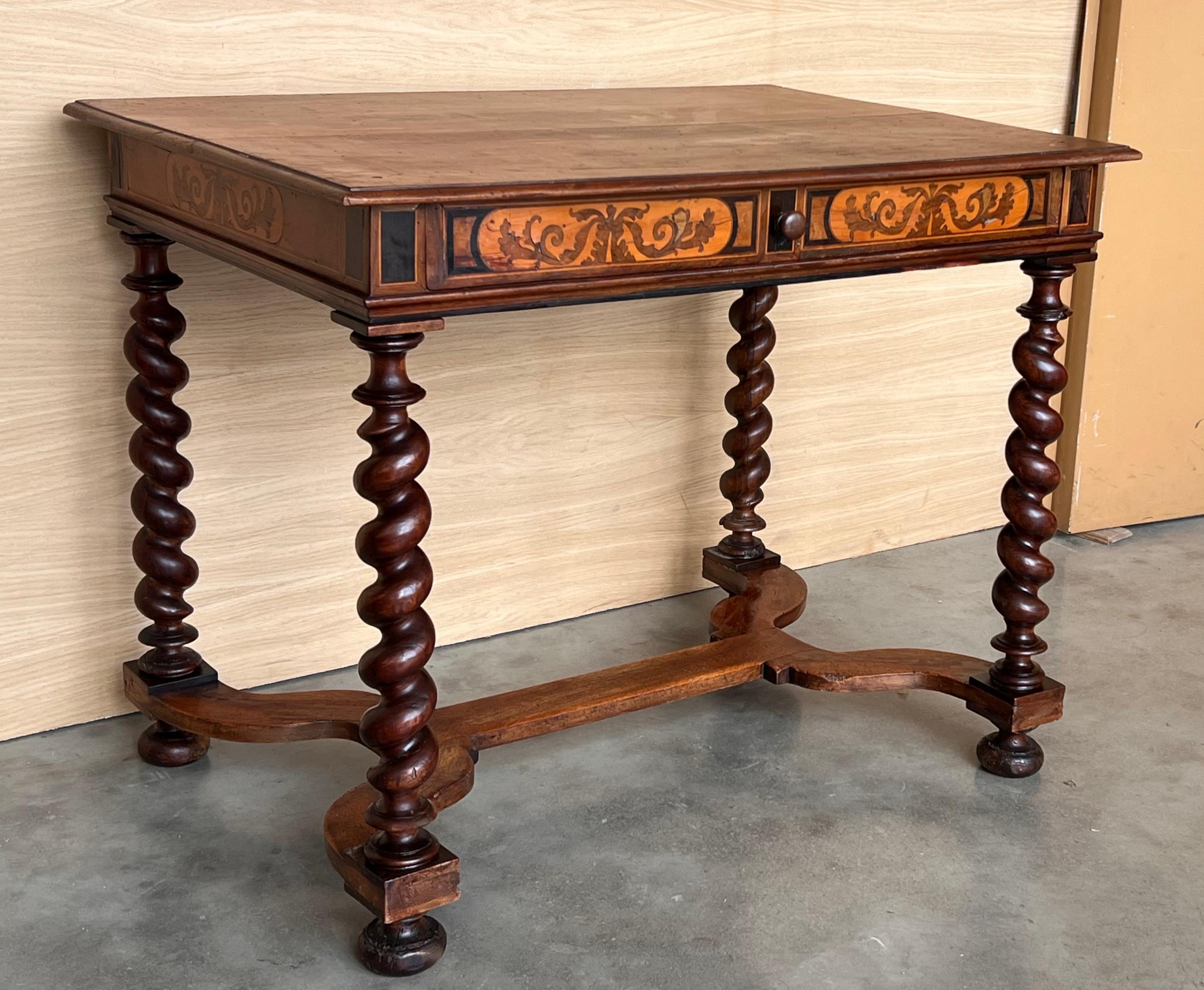 Mesa auxiliar inglesa Carlos II de madera de olivo chapada en ostras, hacia 1780 siglo XVIII en venta