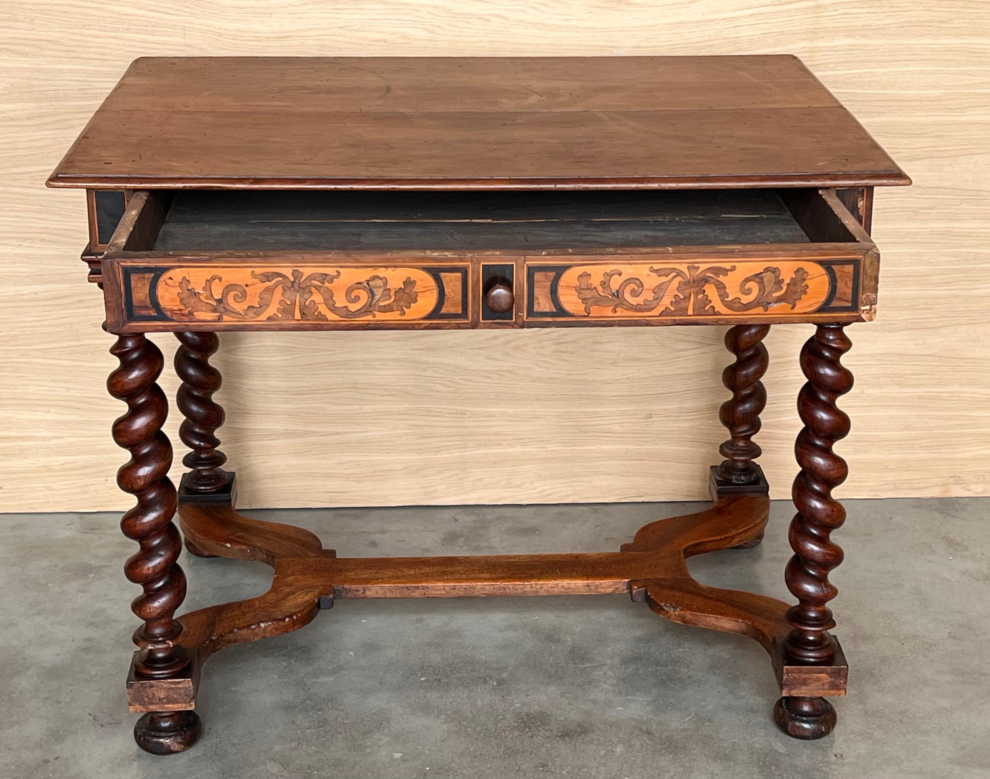 Mesa auxiliar inglesa Carlos II de madera de olivo chapada en ostras, hacia 1780 Nogal en venta