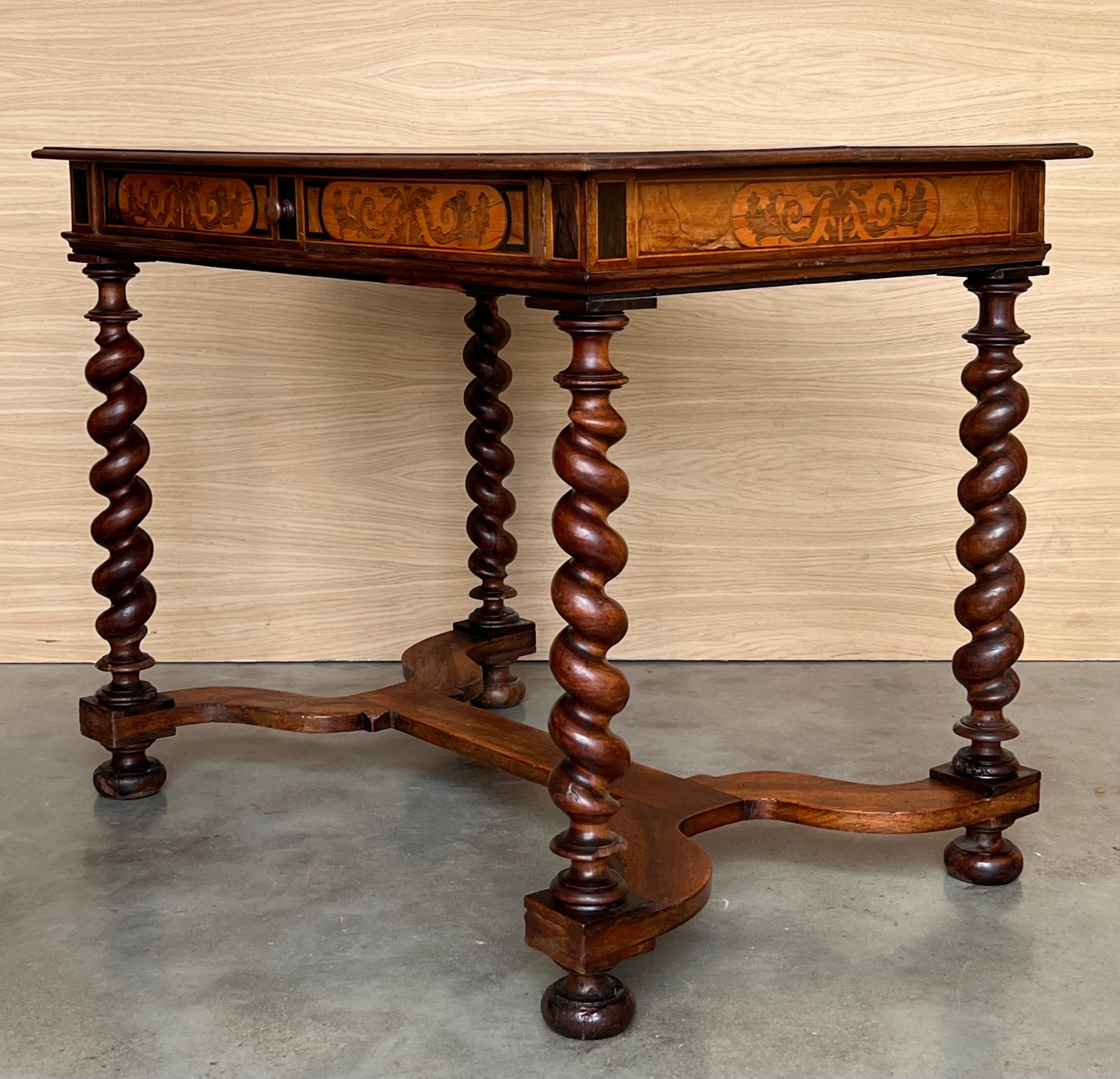 Mesa auxiliar inglesa Carlos II de madera de olivo chapada en ostras, hacia 1780 en venta 1