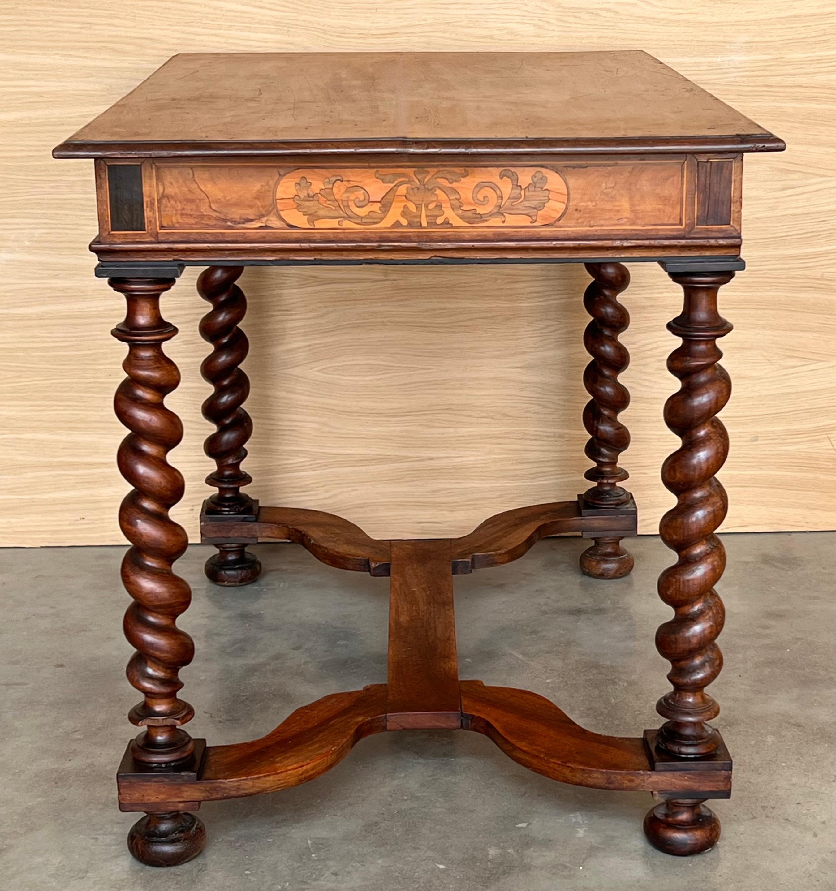 Mesa auxiliar inglesa Carlos II de madera de olivo chapada en ostras, hacia 1780 en venta 2