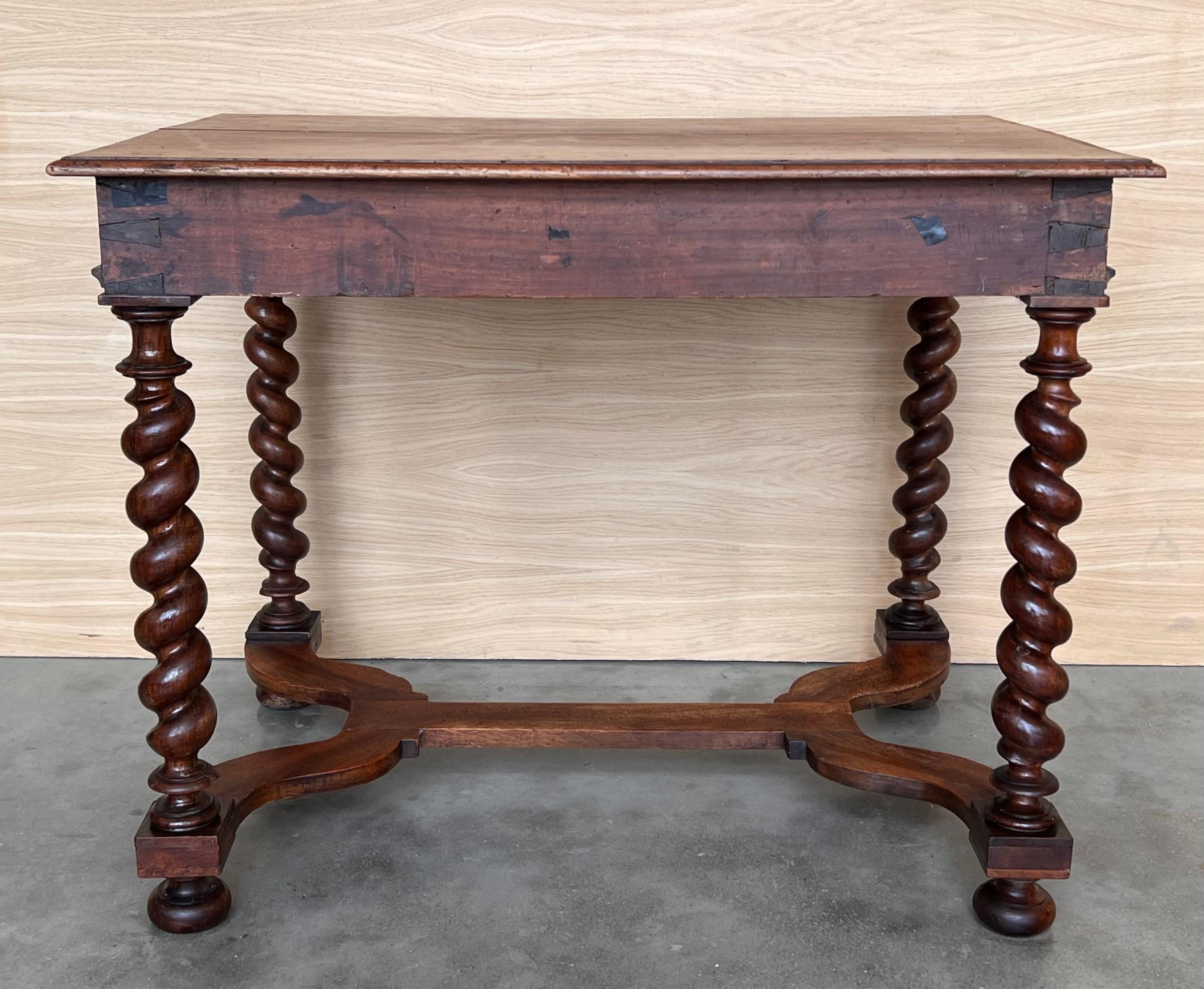 Mesa auxiliar inglesa Carlos II de madera de olivo chapada en ostras, hacia 1780 en venta 3