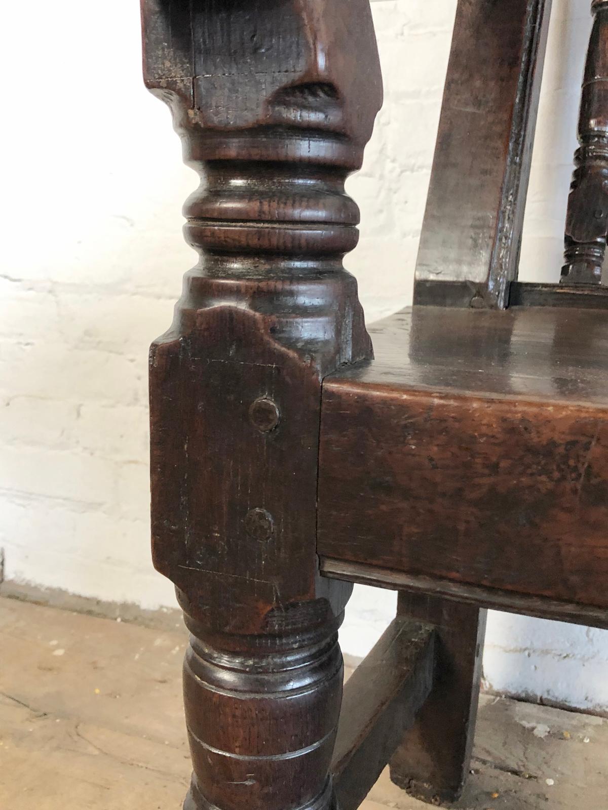 English Charles II Spindle-Back 17th Century Oak Settle, ca. 1650 For Sale 5
