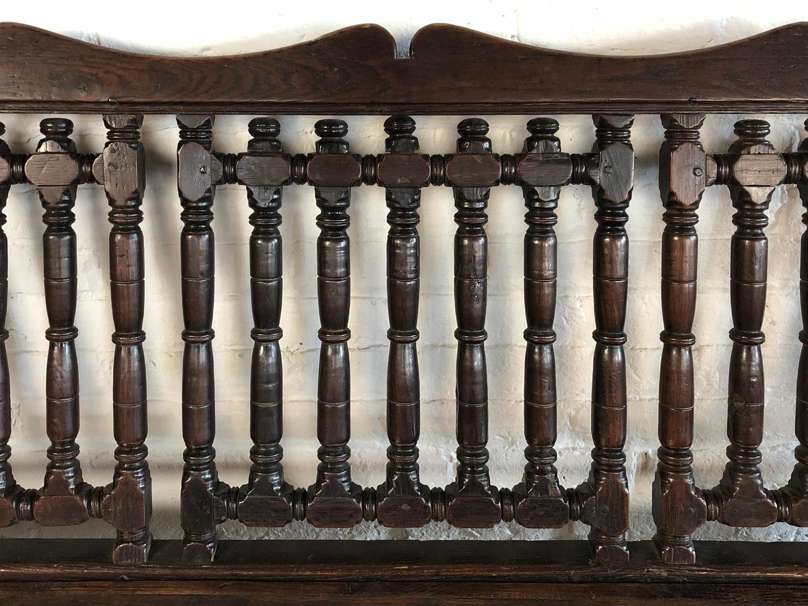 English Charles II Spindle-Back 17th Century Oak Settle, ca. 1650 For Sale 2