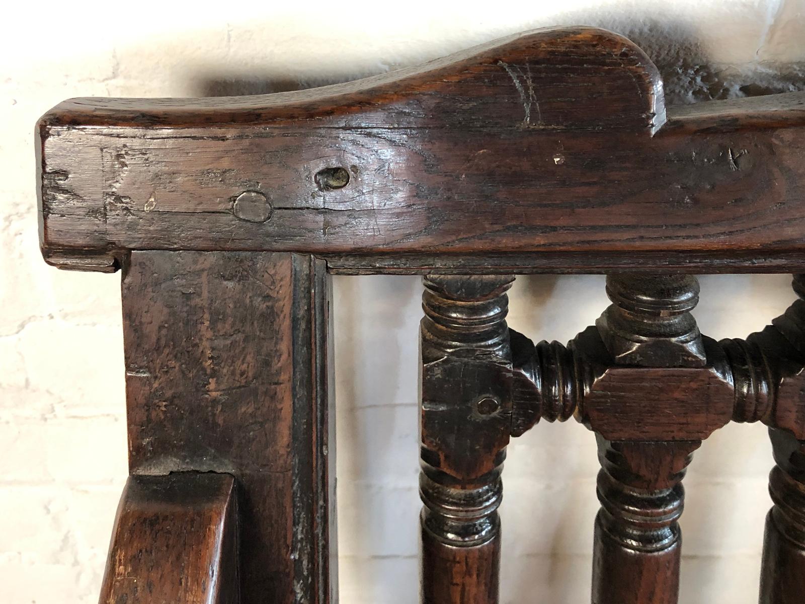 English Charles II Spindle-Back 17th Century Oak Settle, ca. 1650 For Sale 3
