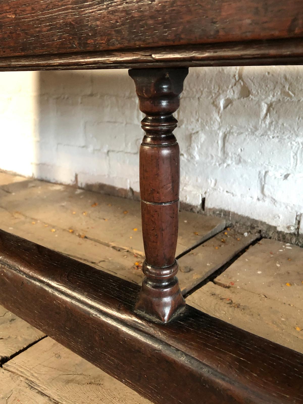 English Charles II Spindle-Back 17th Century Oak Settle, ca. 1650 For Sale 4