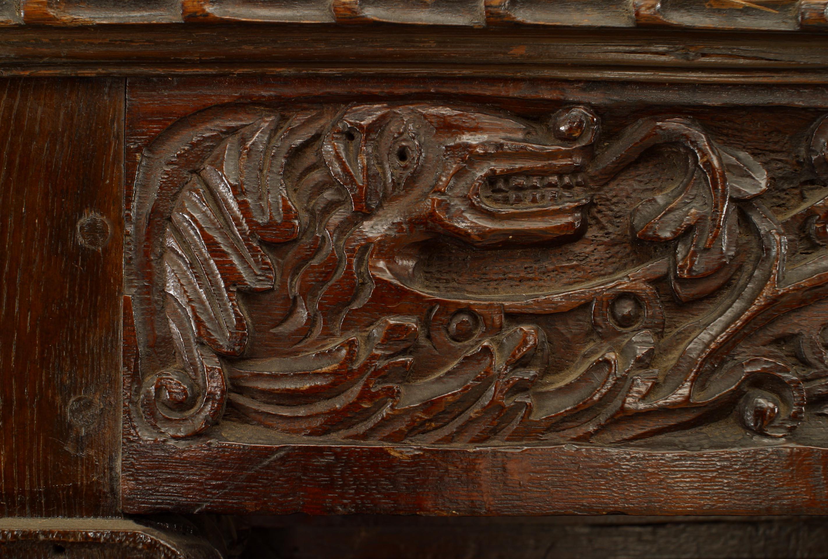 Englisches Eichenholzschrank im Charles-II.-Stil 4