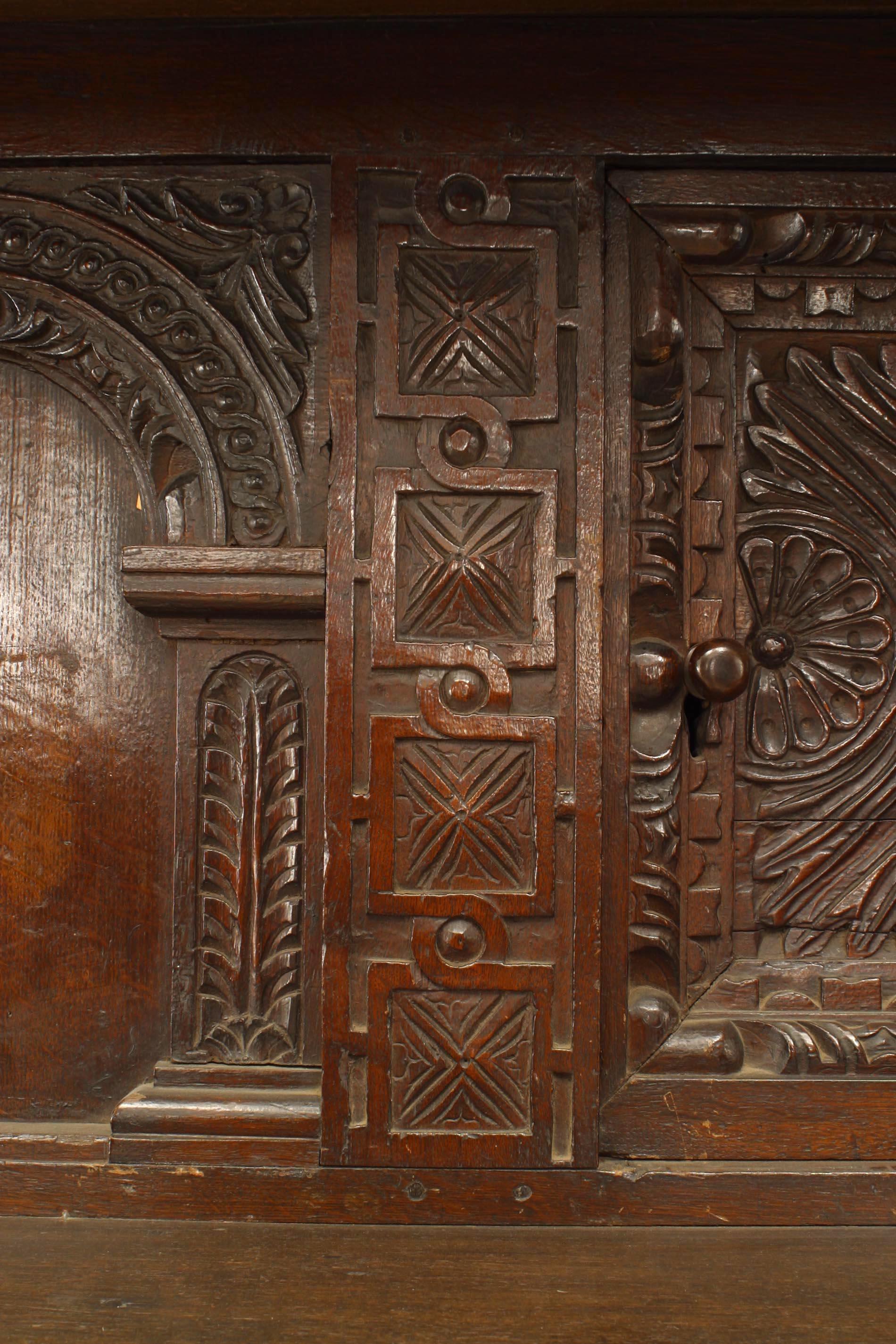 Englisches Eichenholzschrank im Charles-II.-Stil 1