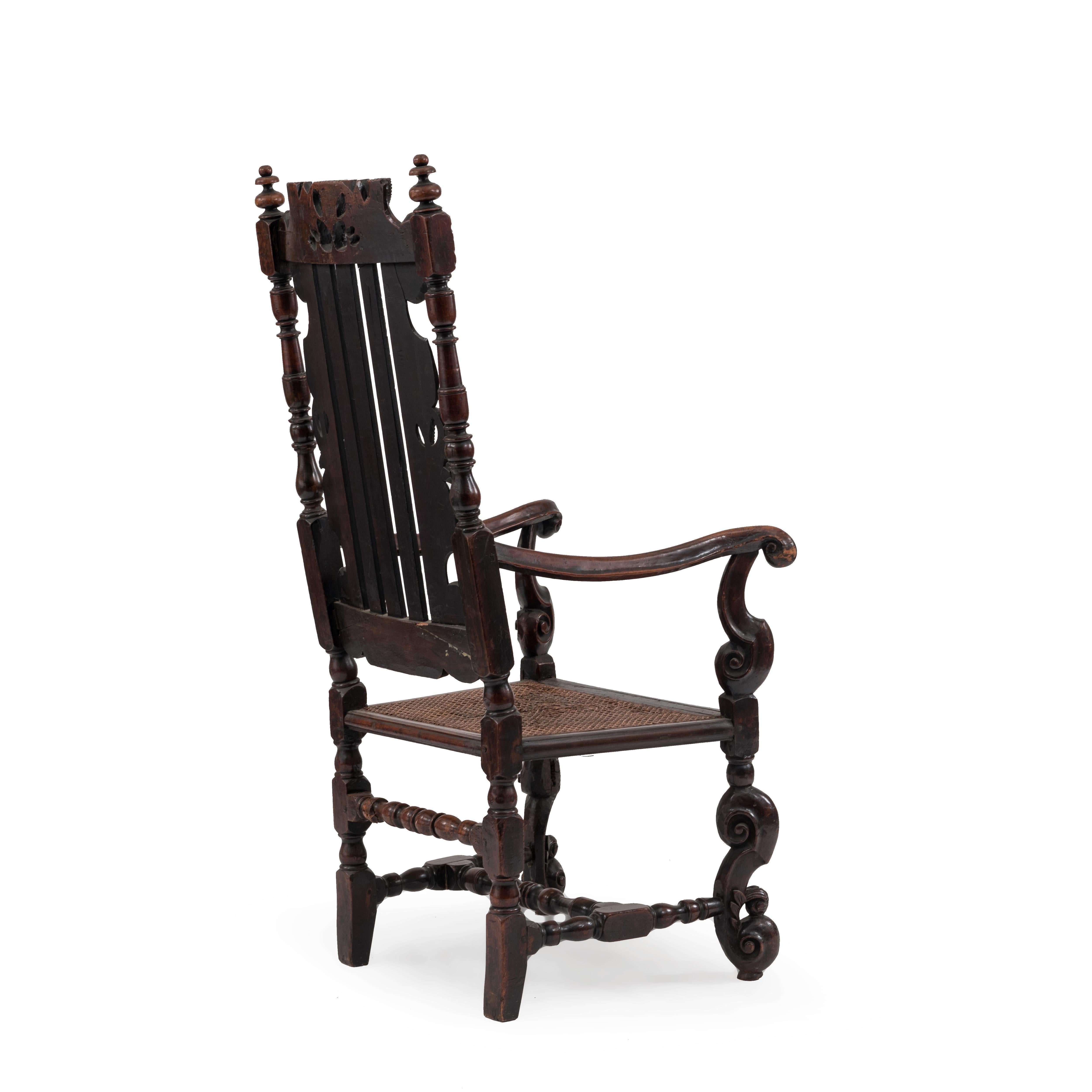 Sculpté Fauteuil anglais en noyer Charles II en vente