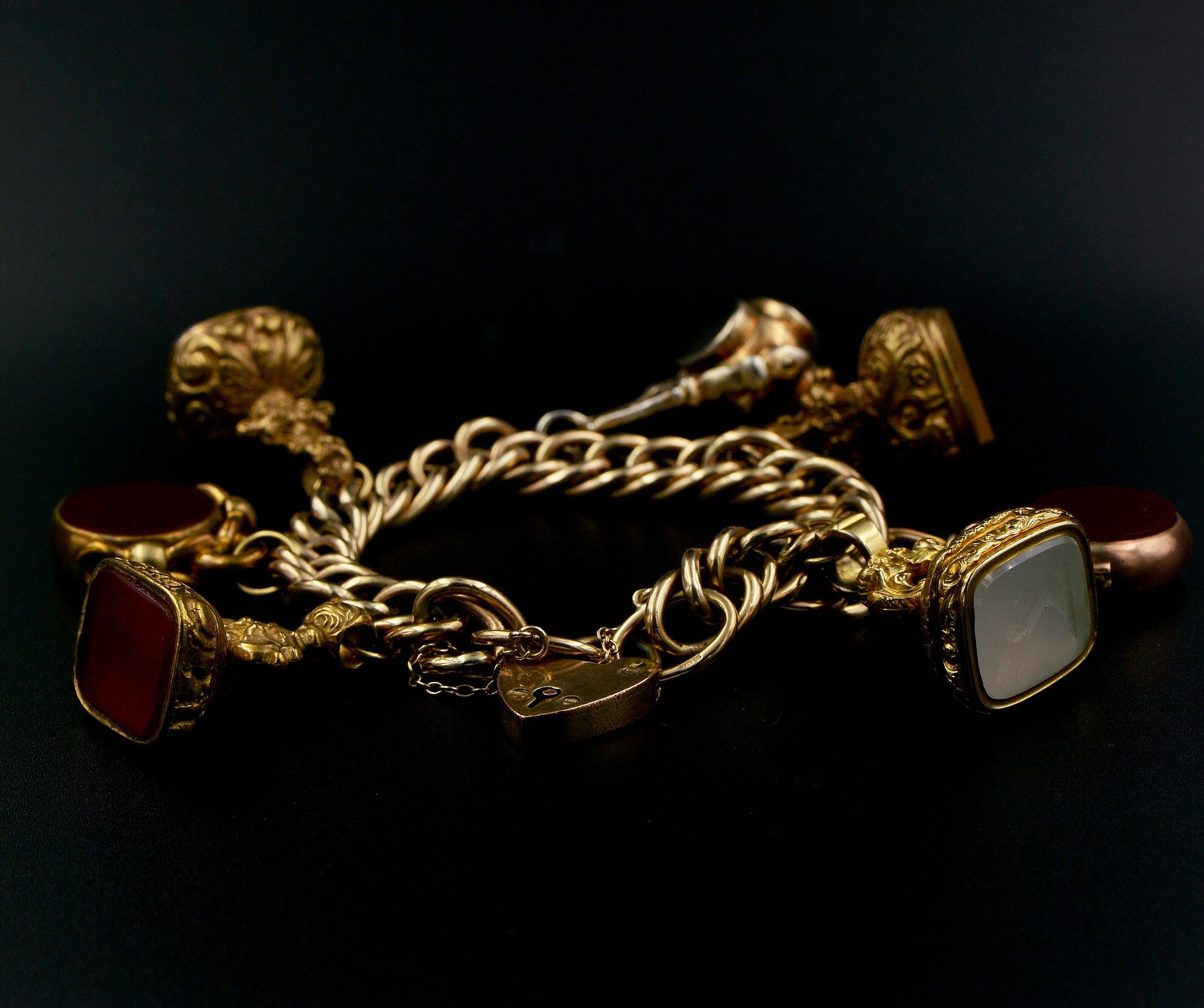 Contemporain Bracelet de breloques anglaises chargé de Fobs en vente