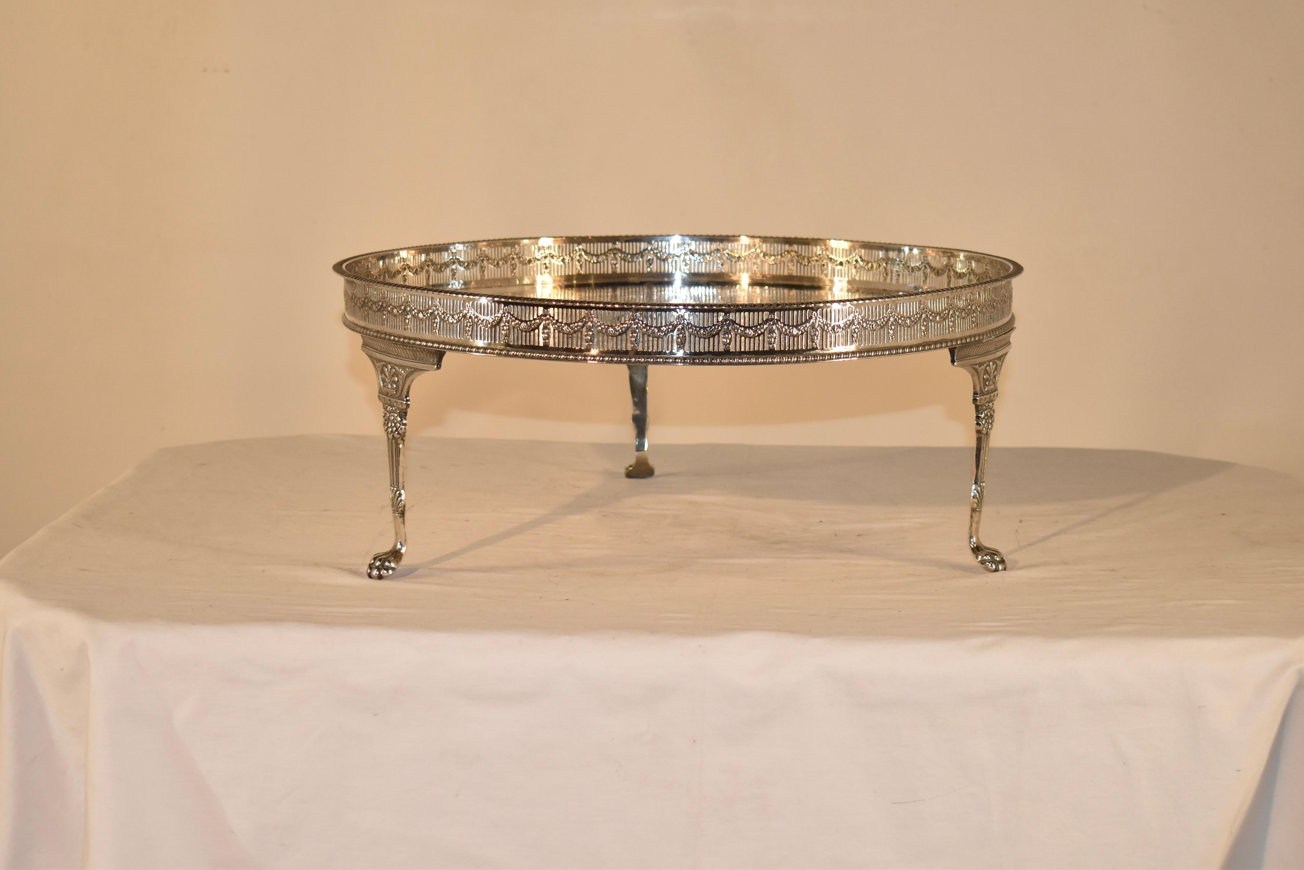 Circa 1940 Sheffield placcato in argento con gambe rimovibili.  Il  Il vassoio ha una galleria traforata con decorazione a ghirlanda, mentre entrambi i bordi sono decorati con decorazioni a reticolo.  La piattaforma centrale  Il vassoio presenta una