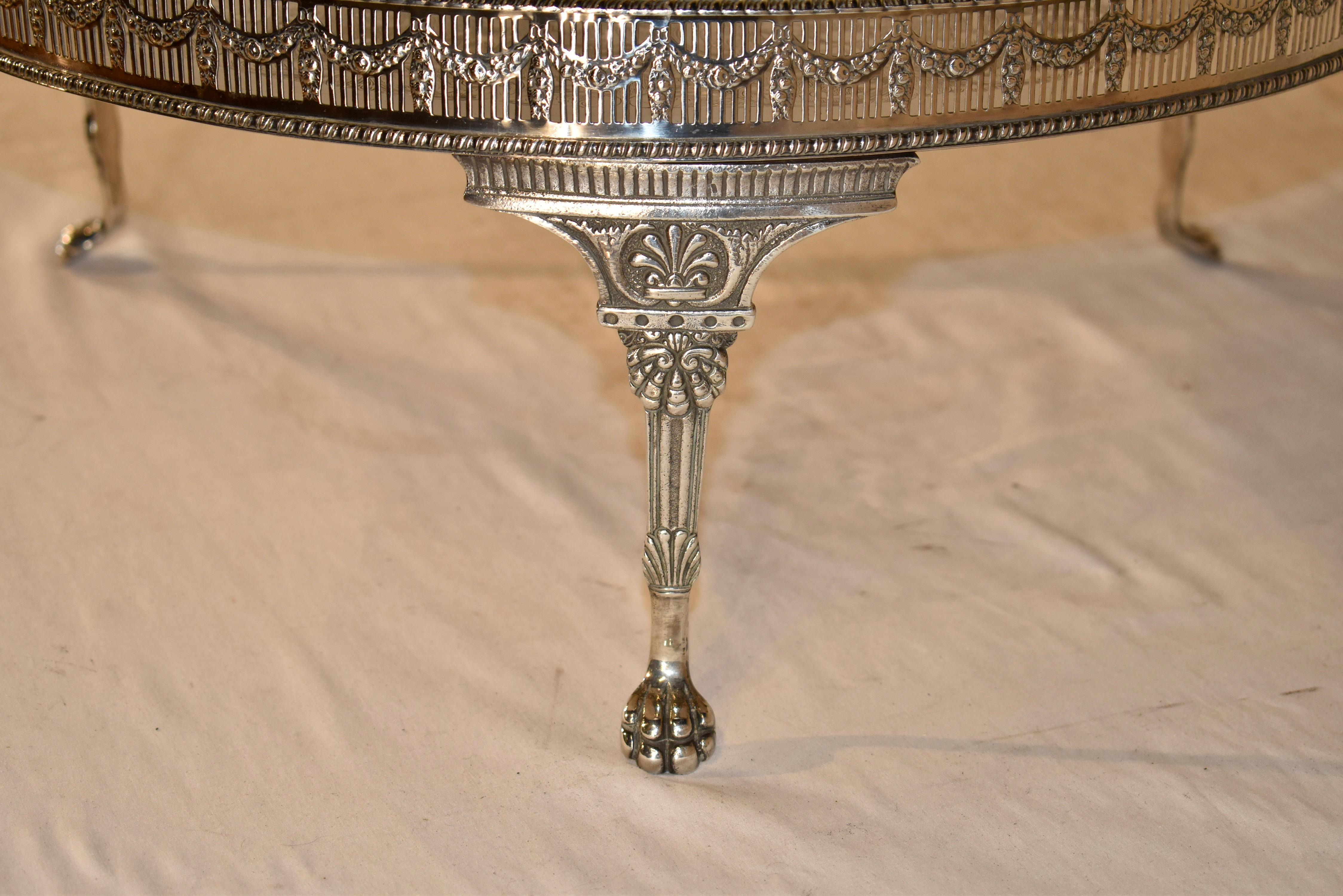Piatto inglese in argento cesellato, anni '40 circa In condizioni buone in vendita a High Point, NC