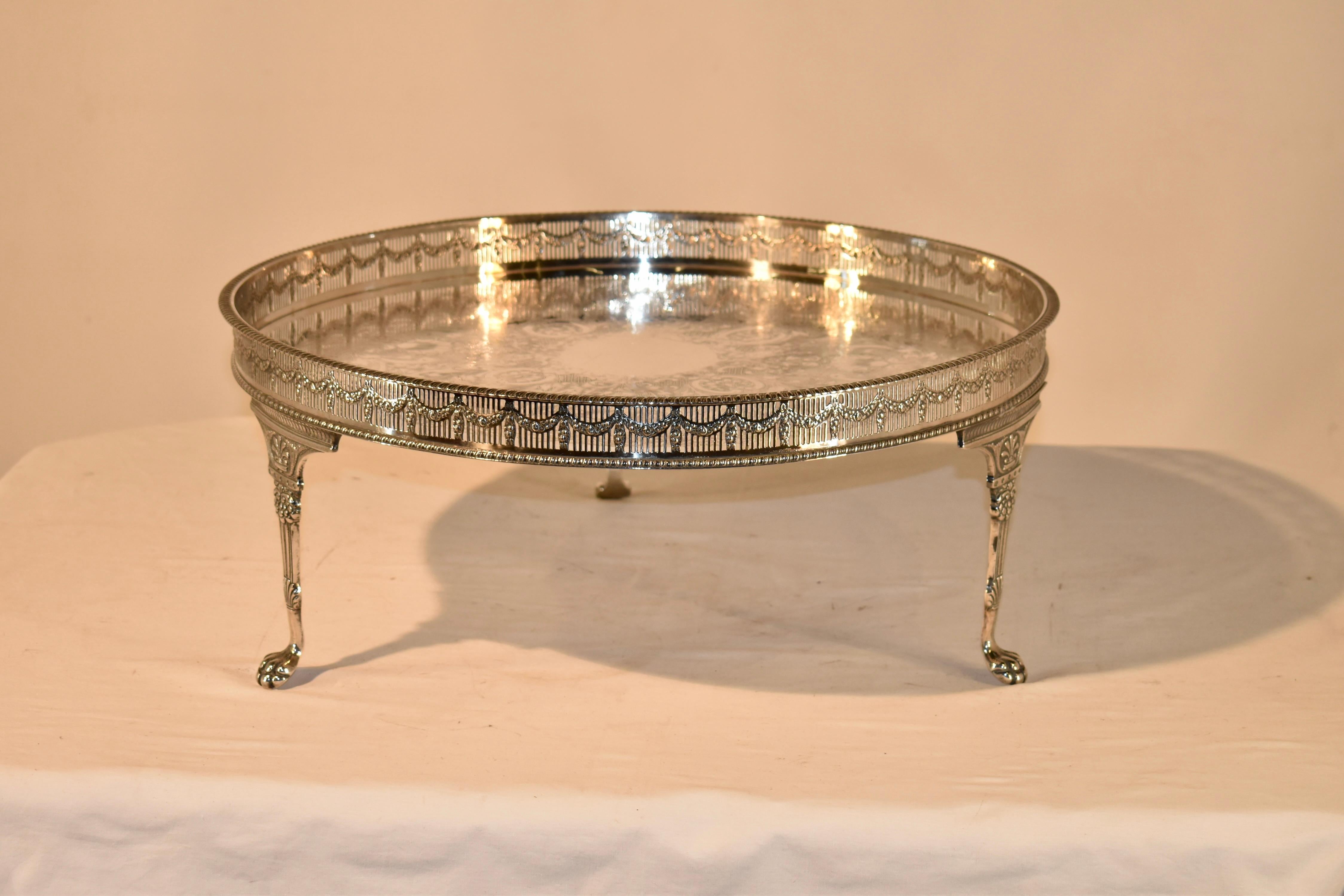 Placcato argento Piatto inglese in argento cesellato, anni '40 circa in vendita