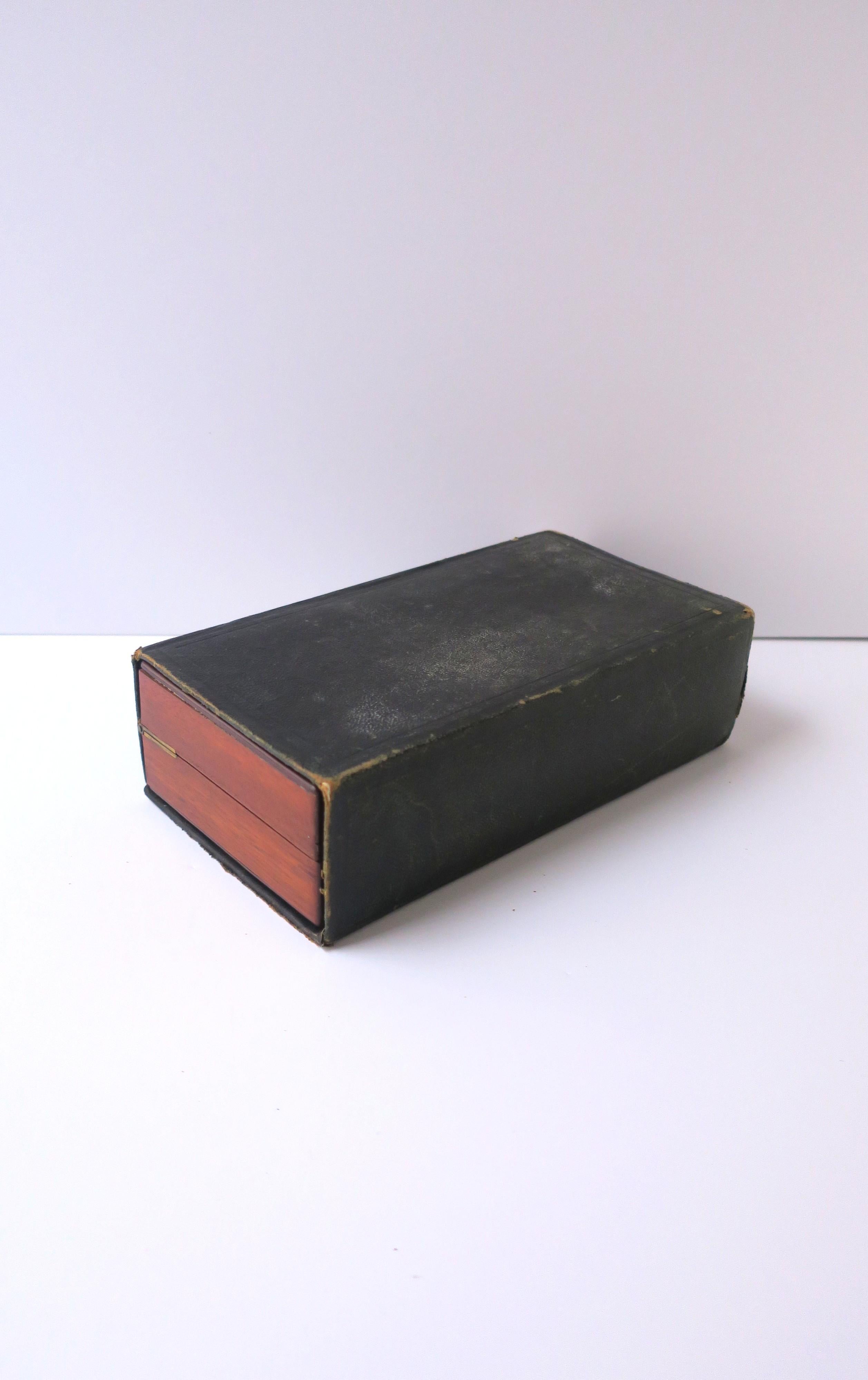 English Chess Game Set Portable, Circa Late 19th Century For Sale 5