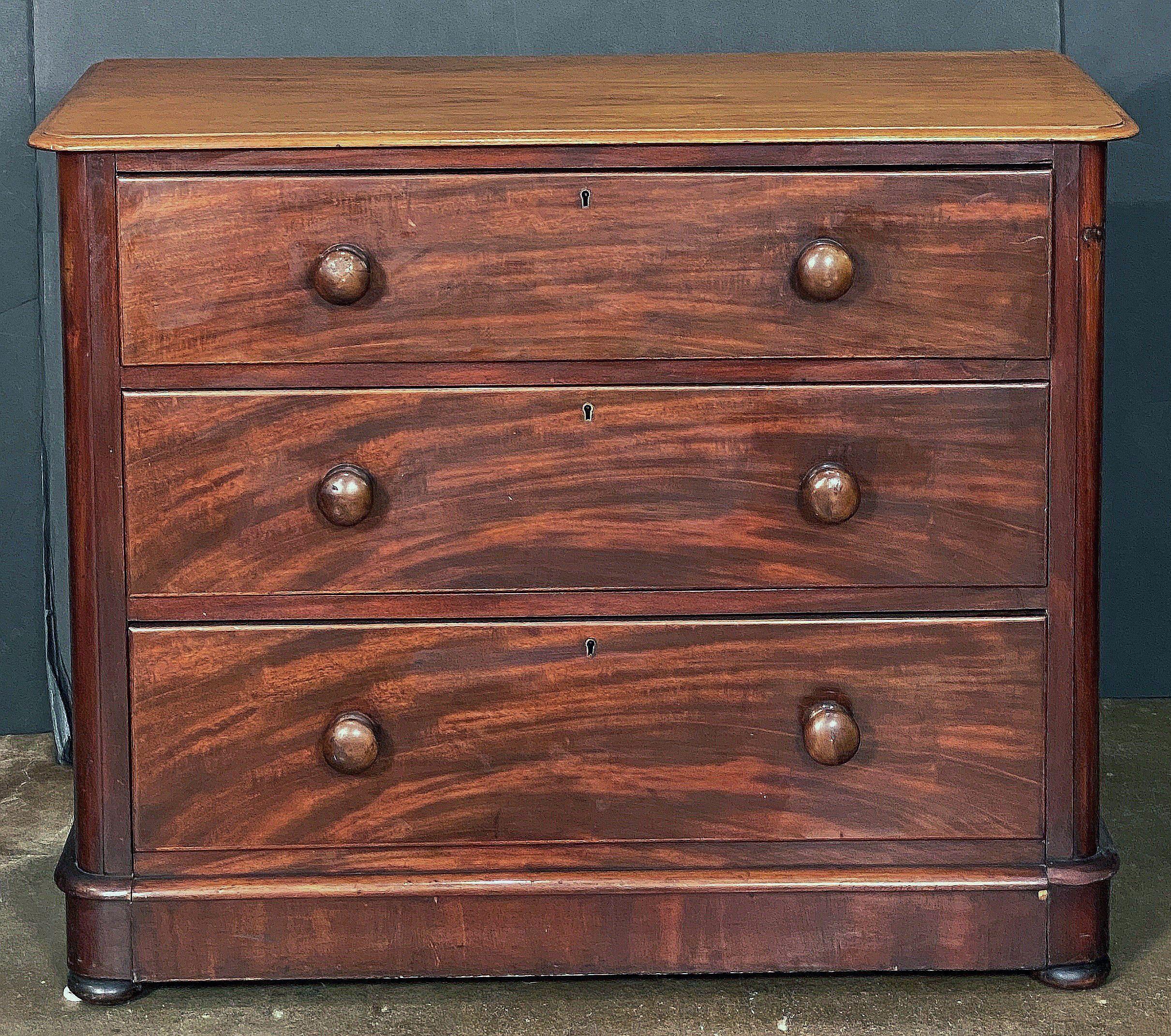 Bella cassettiera o credenza inglese in mogano di epoca edoardiana, con piano rettangolare sagomato su un fregio di tre cassetti lunghi e montati, ogni cassetto con tiretti a pomello, su una base a plinto con piedi rotondi.


