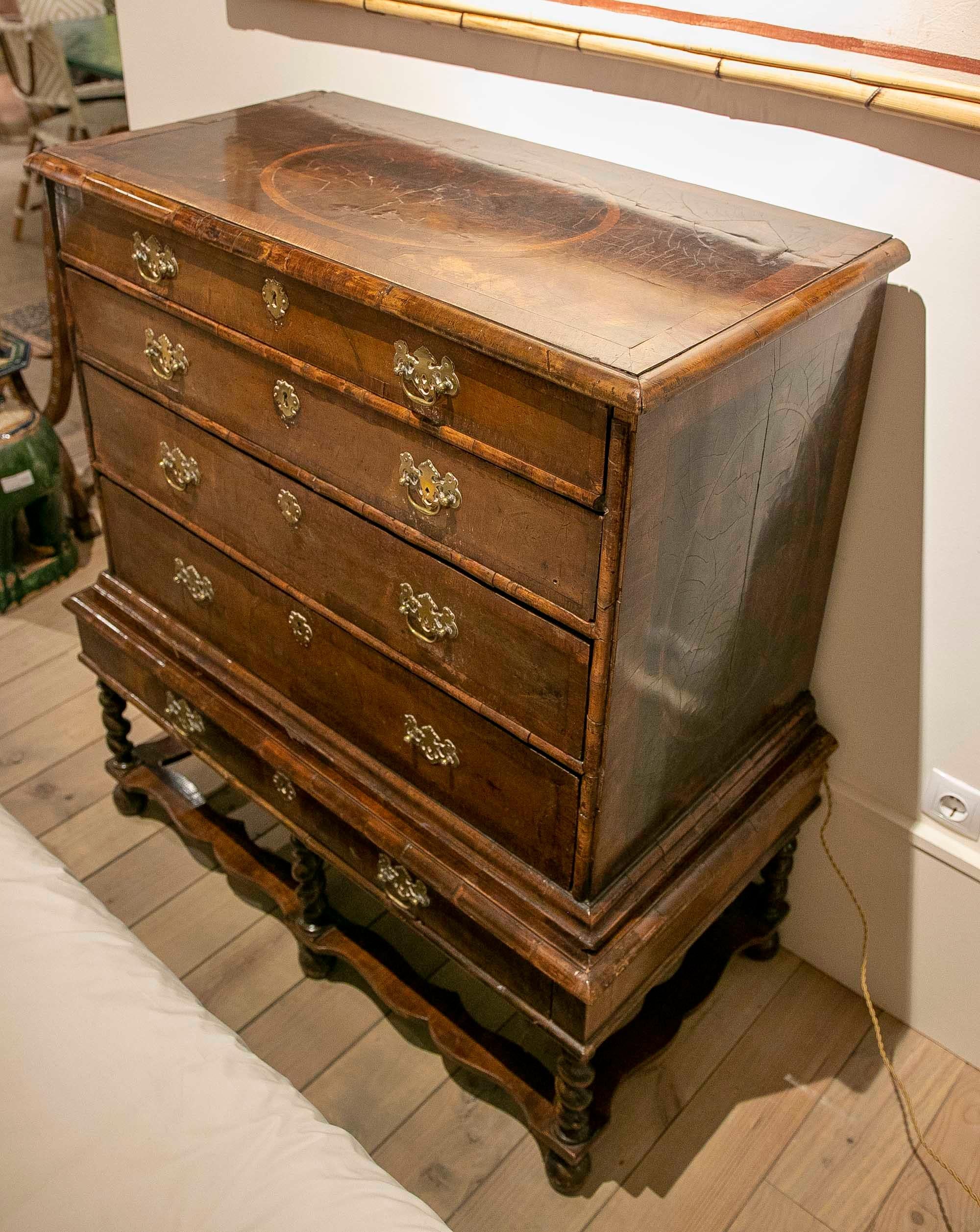 Cassettone inglese con pediera e cassetti sul piano e accessori in bronzo in vendita 6