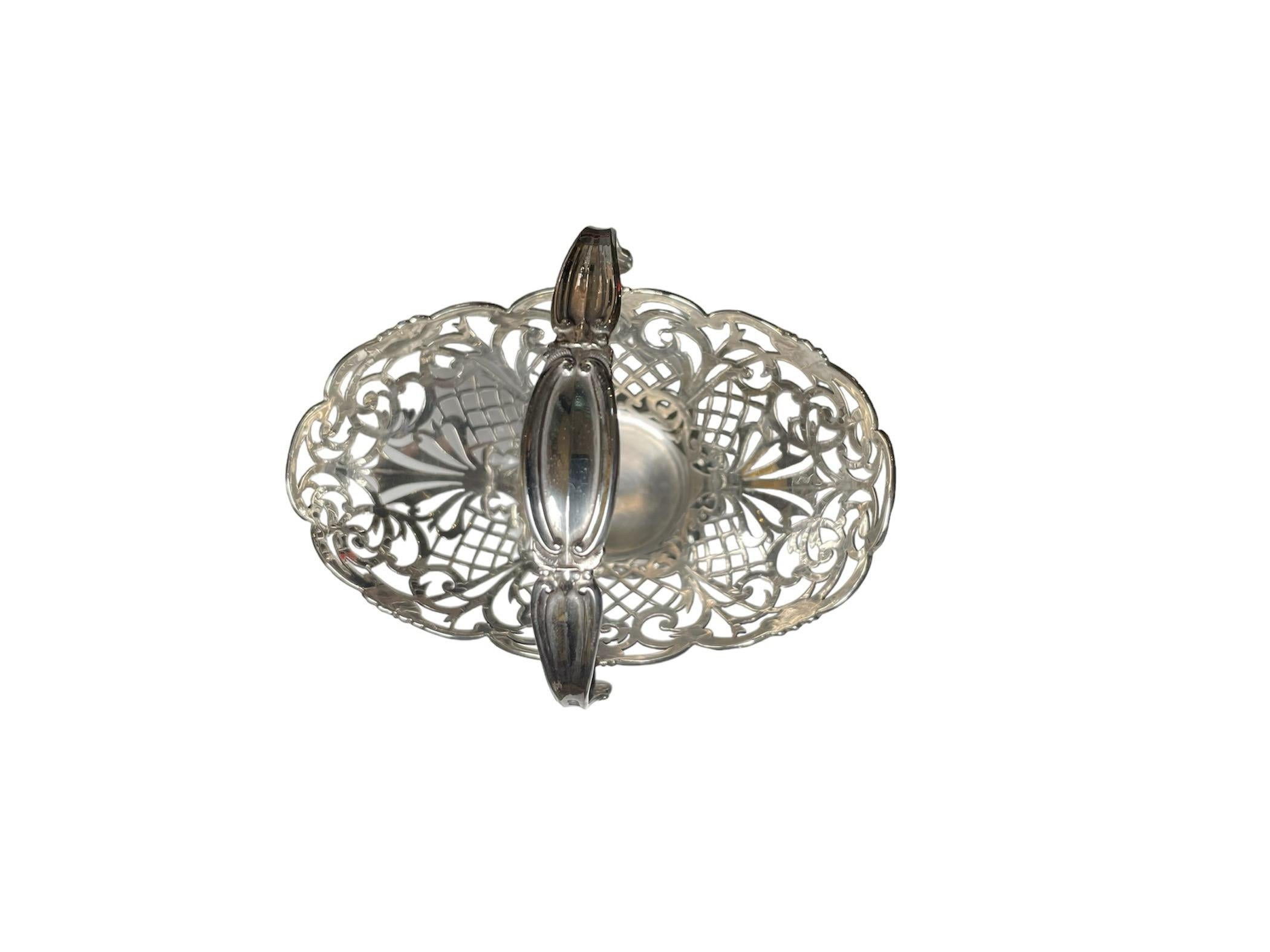English Chester Sterling Silver Bon Bon /Nuts Basket In Good Condition For Sale In Guaynabo, PR