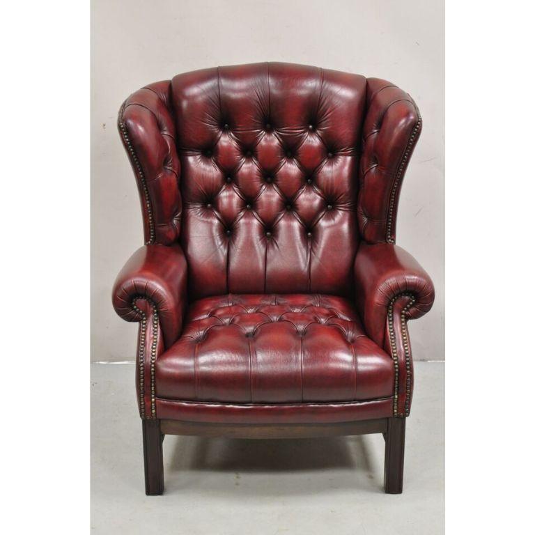 Vintage English Chesterfield Oxblood Burgundy Leather Button Tufted Wingback Chair and Ottoman, Made in Great Britain by Action Furniture Ltd. CIRCA Ende des 20. Jahrhunderts Maße: Sessel: 41