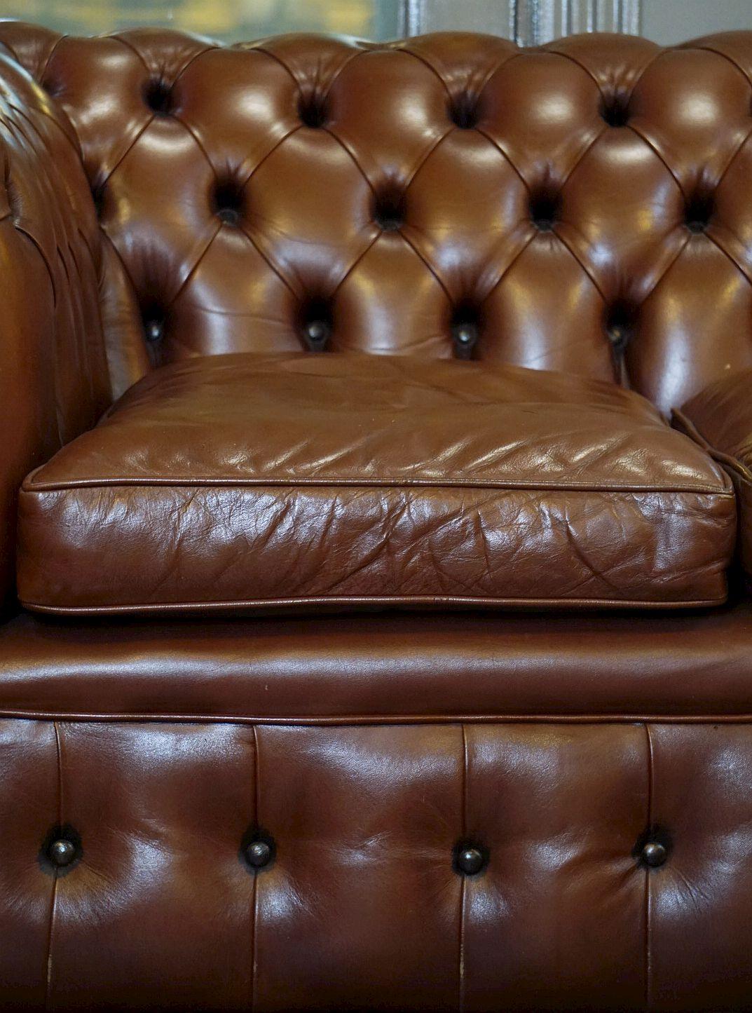 English Chesterfield Sofa of Tufted Leather 1