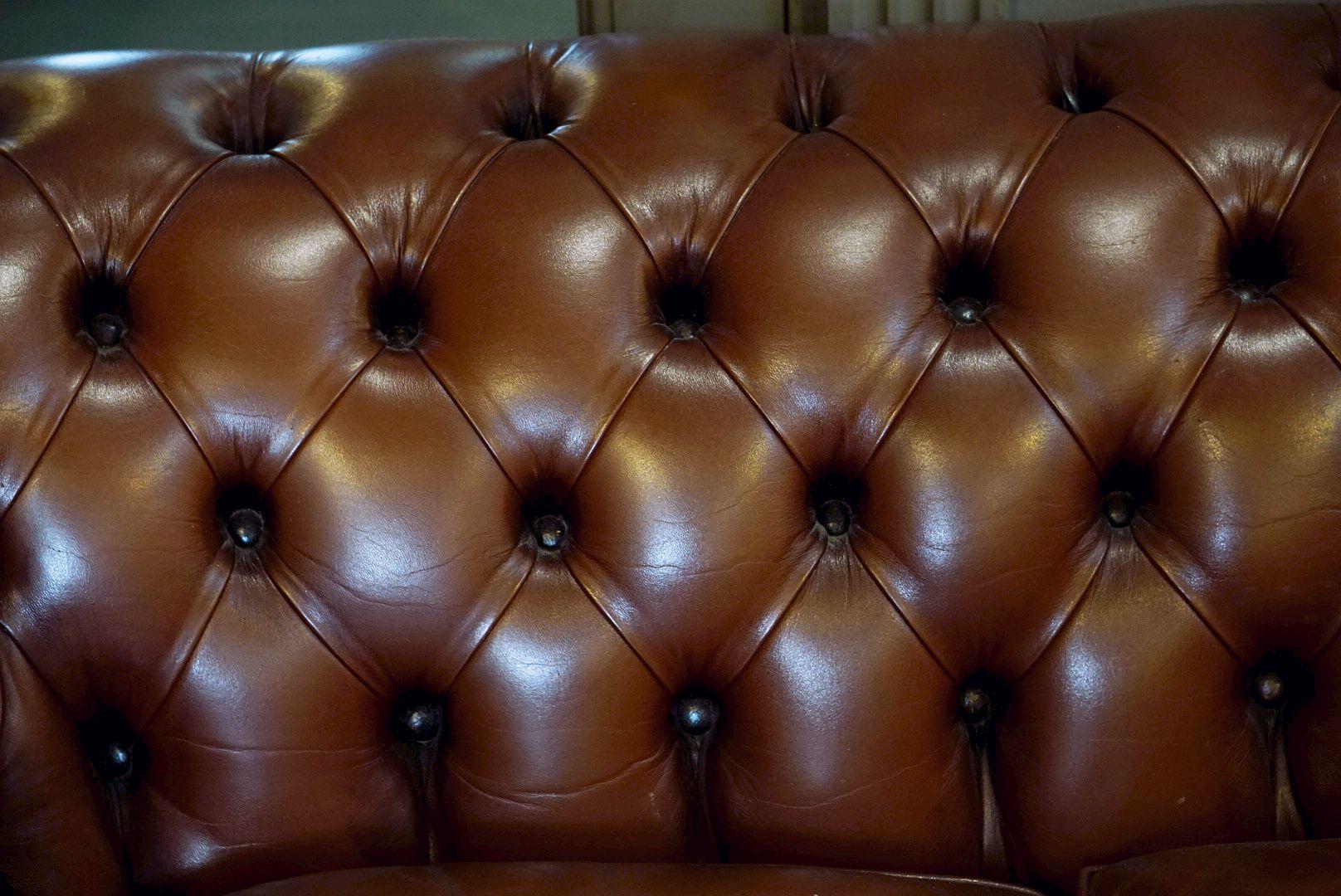 20th Century English Chesterfield Sofa of Tufted Leather