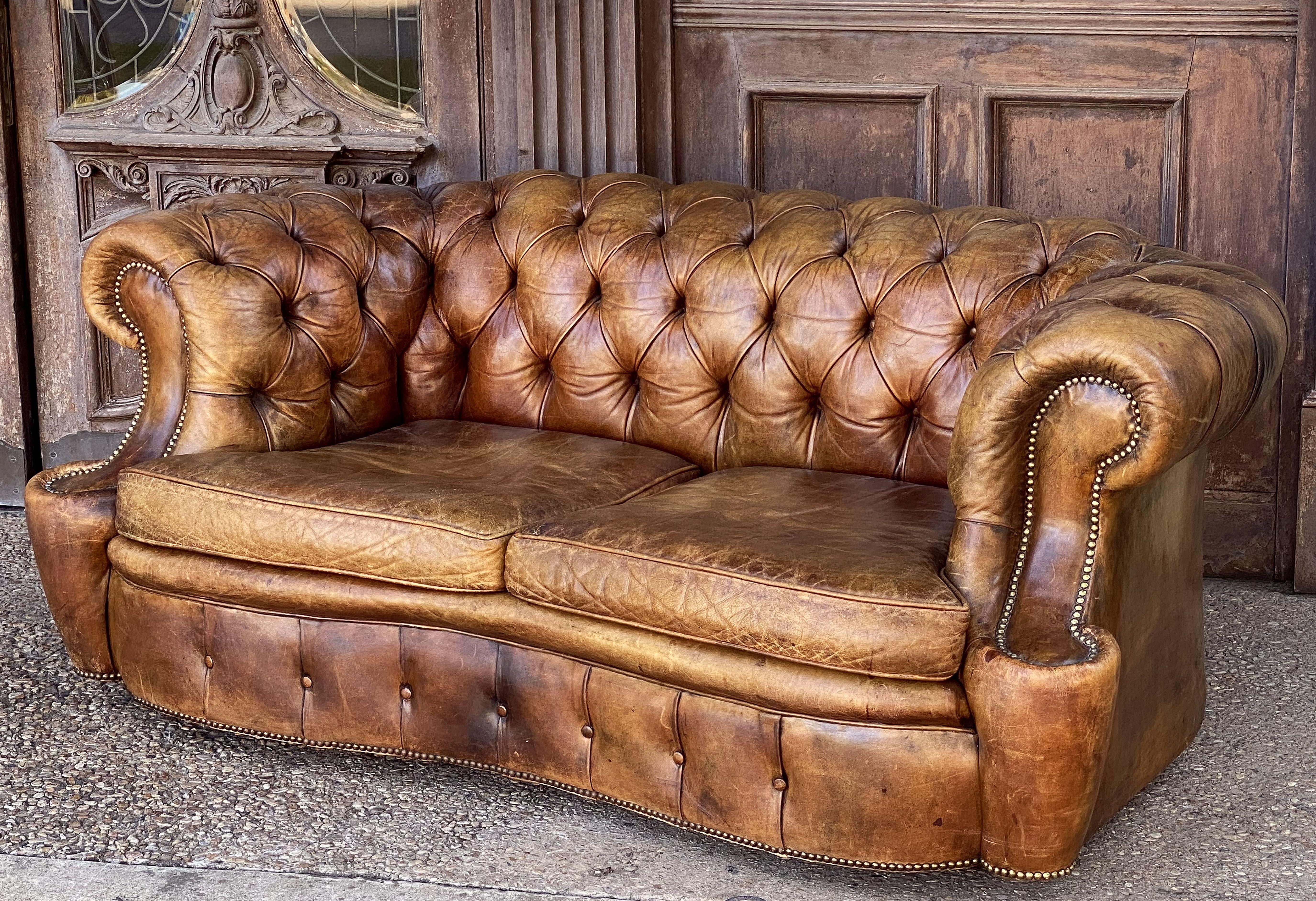 English Chesterfield Sofa of Tufted Leather In Good Condition In Austin, TX