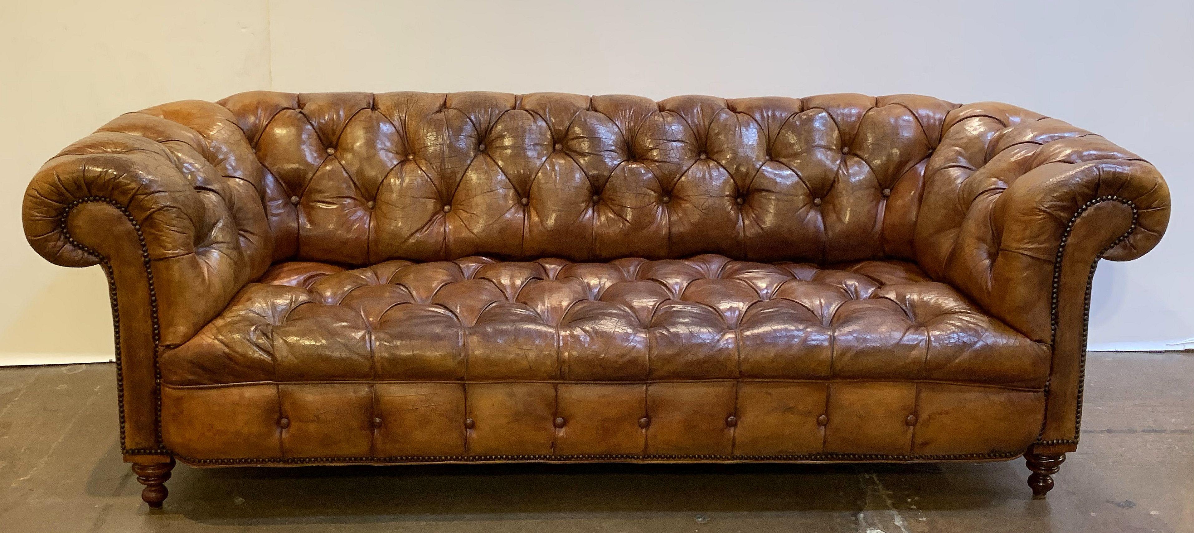 English Chesterfield Sofa of Tufted Leather In Good Condition In Austin, TX