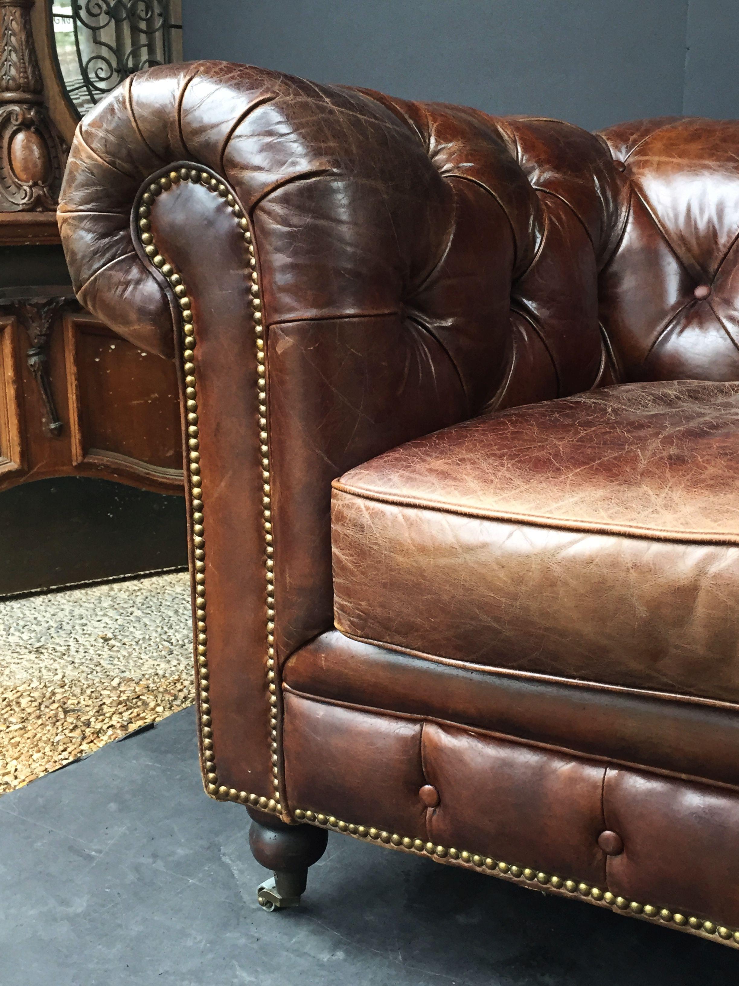 English Chesterfield Sofa of Tufted Leather 1