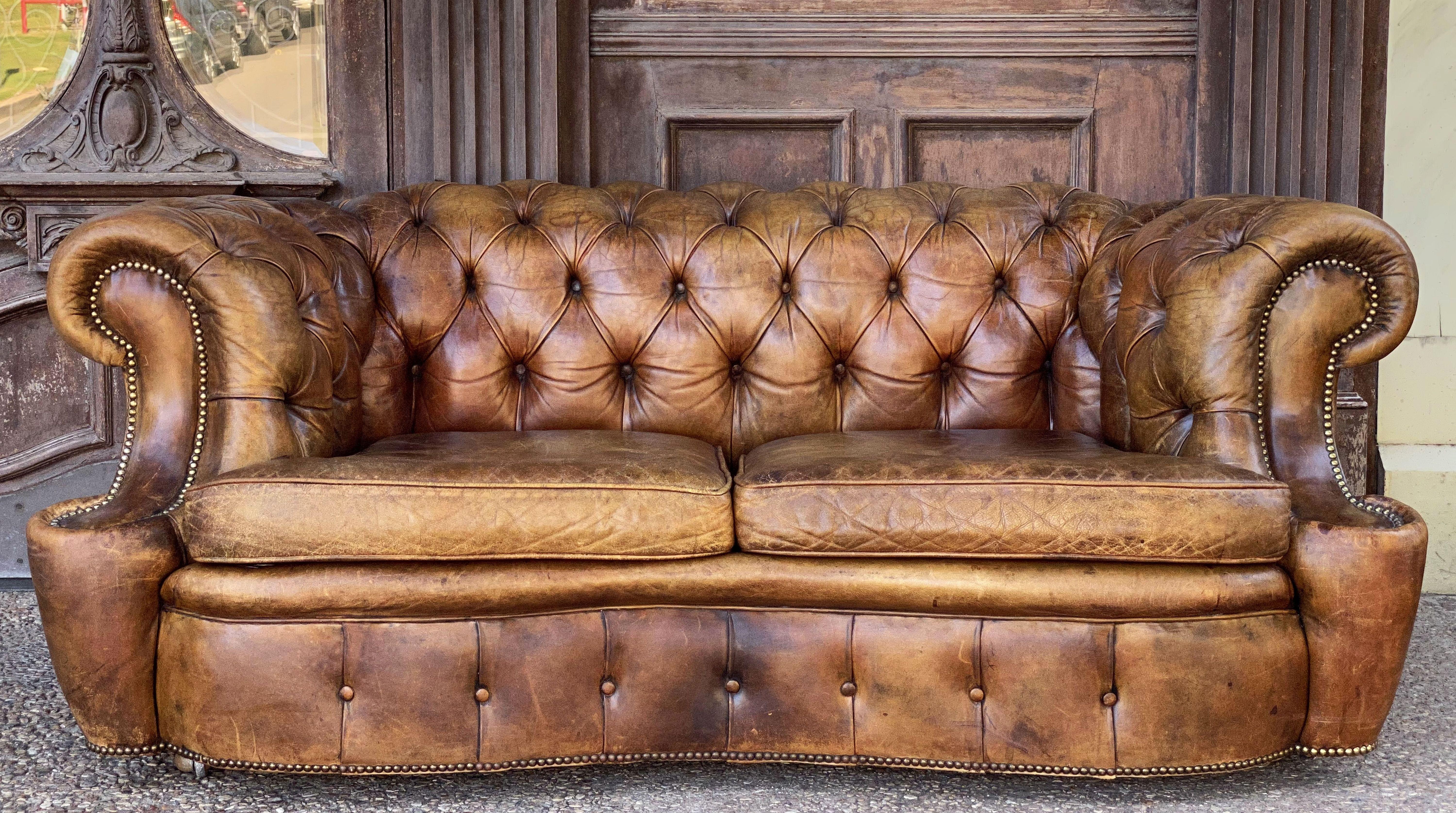 English Chesterfield Sofa of Tufted Leather 1