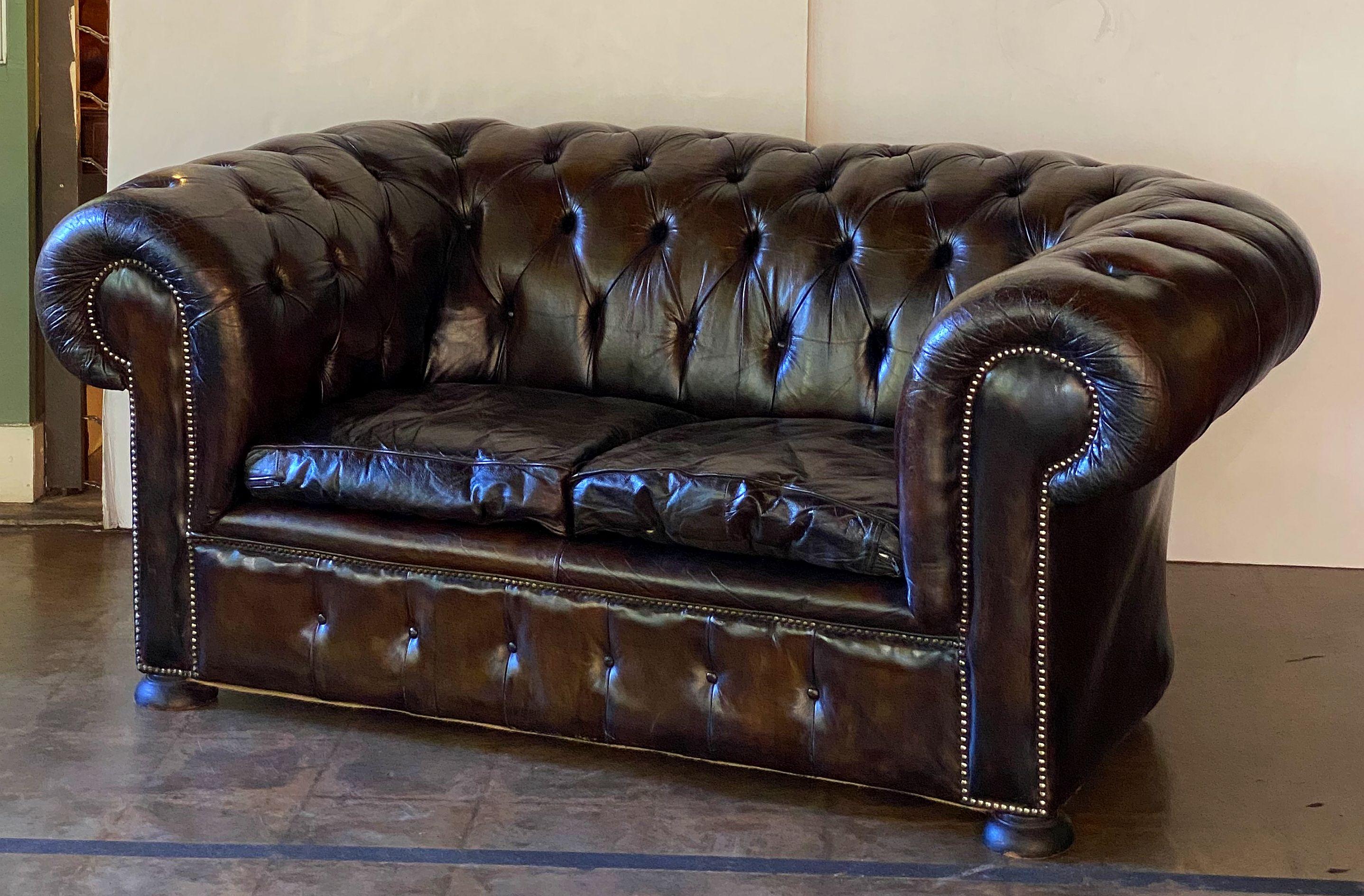 English Chesterfield Sofa of Tufted Leather 3