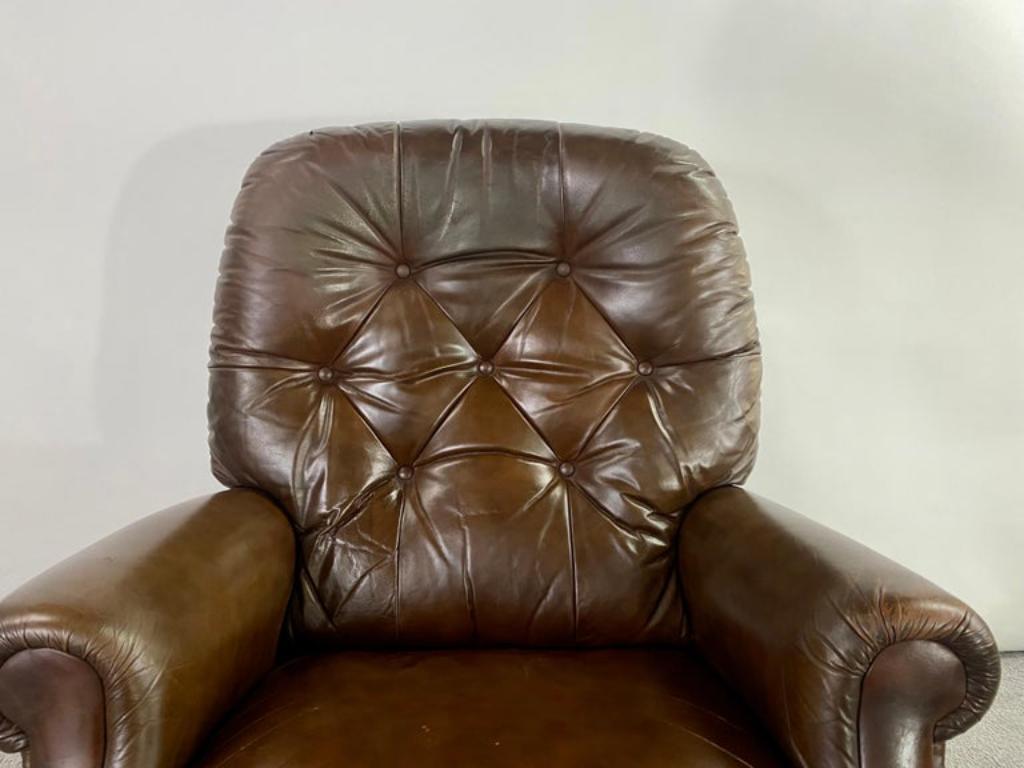 Americano Sedia da club reclinabile in stile Chesterfield inglese in pelle marrone con inserti in tessuto in vendita