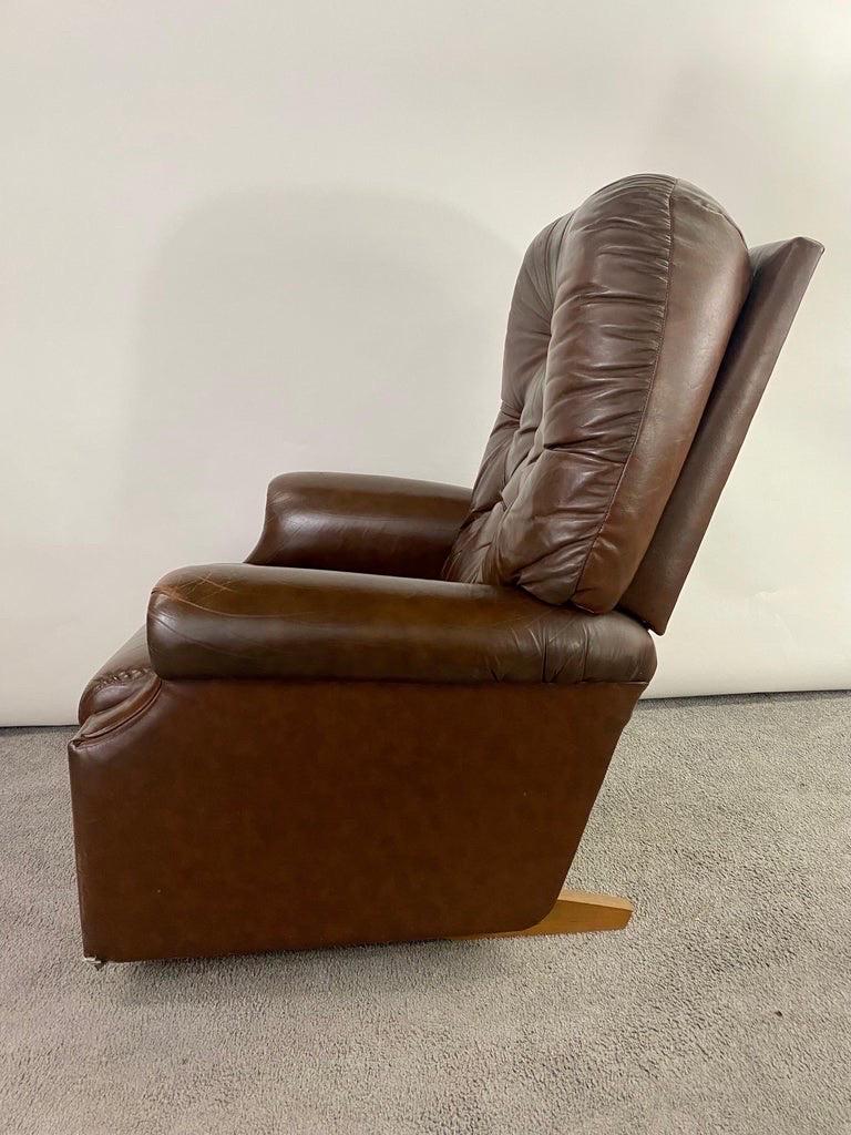 Sedia da club reclinabile in stile Chesterfield inglese in pelle marrone con inserti in tessuto In condizioni buone in vendita a Plainview, NY