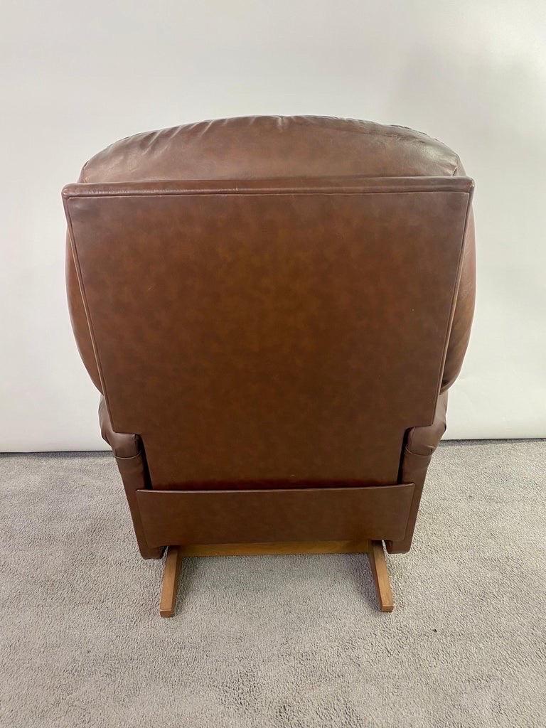 Sedia da club reclinabile in stile Chesterfield inglese in pelle marrone con inserti in tessuto in vendita 1