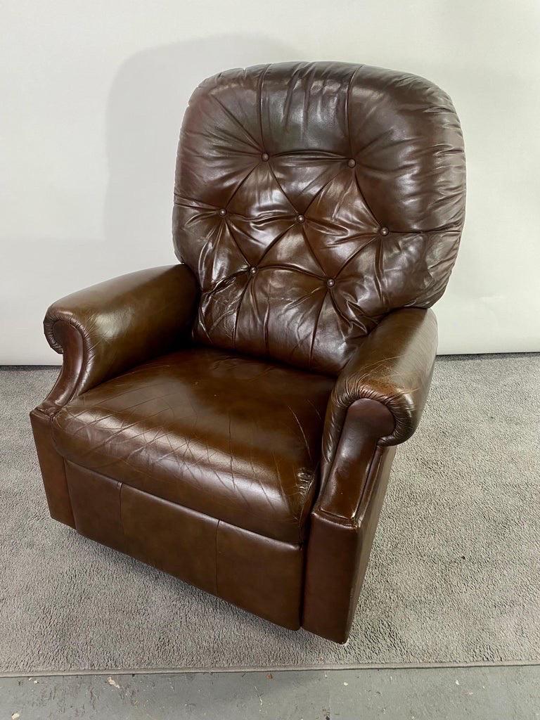 Sedia da club reclinabile in stile Chesterfield inglese in pelle marrone con inserti in tessuto in vendita 2
