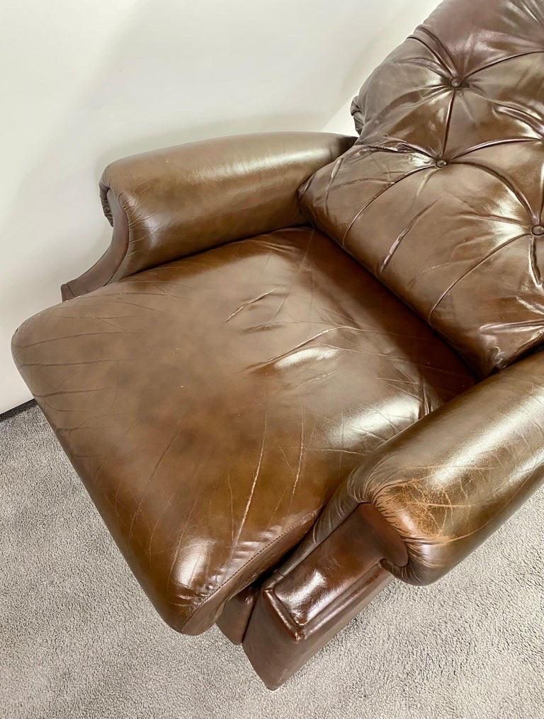 Sedia da club reclinabile in stile Chesterfield inglese in pelle marrone con inserti in tessuto in vendita 3